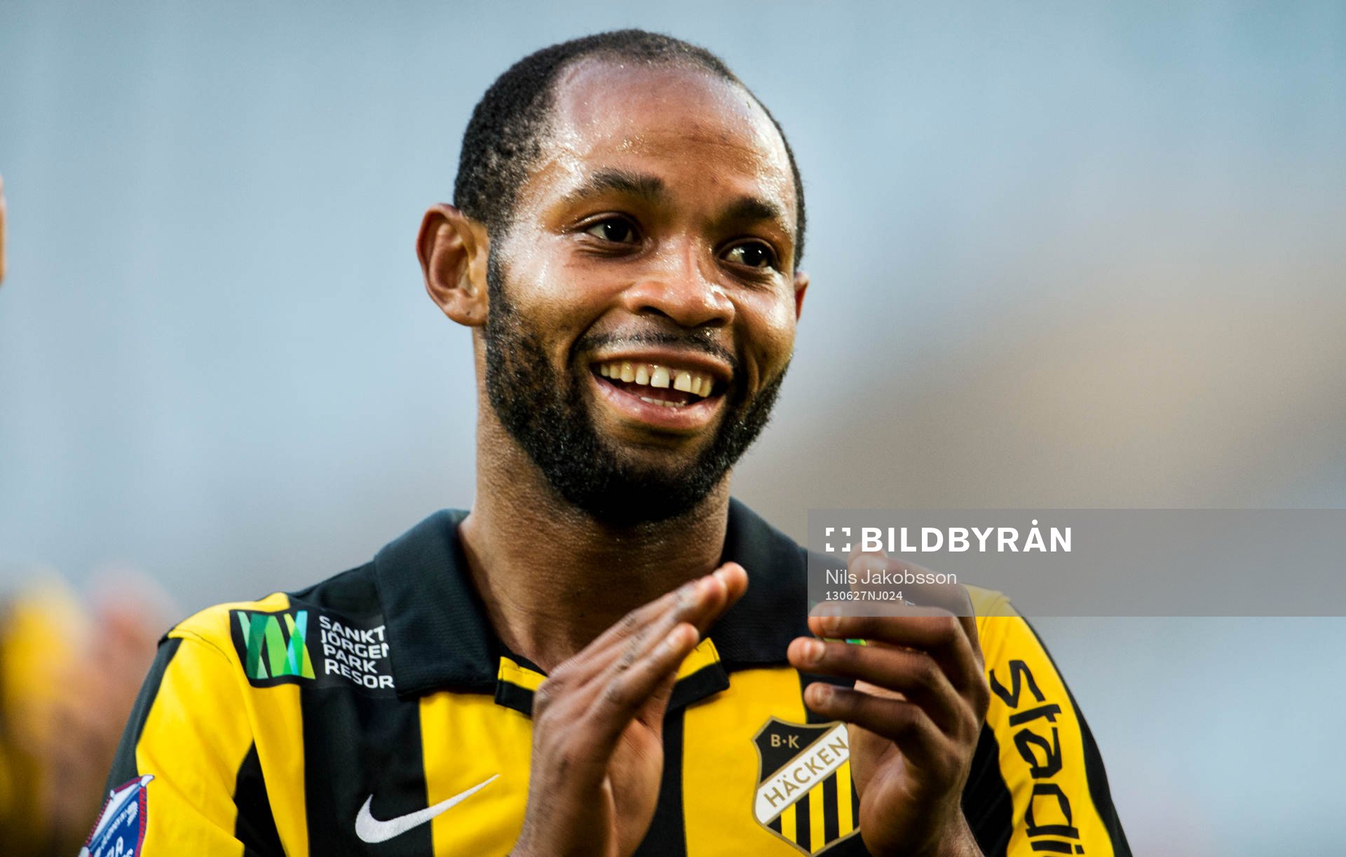 Häckens tvåmålsskytt Rene Makondele jublaer