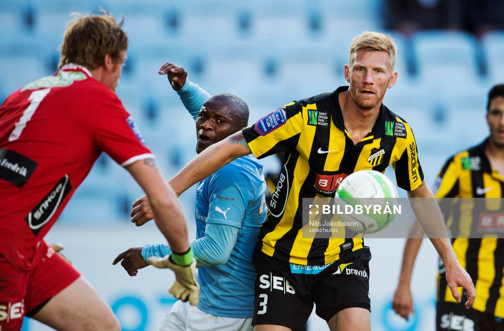 Malmö FFs Tokelo Rantie blir undantryckt av Häckens