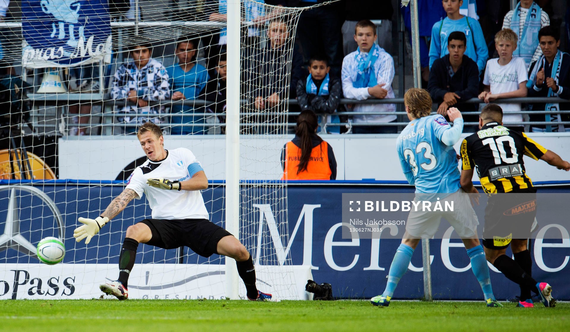 Häckens skjuter in 1-0 bakom Malmö FFs  målvakt Johan
