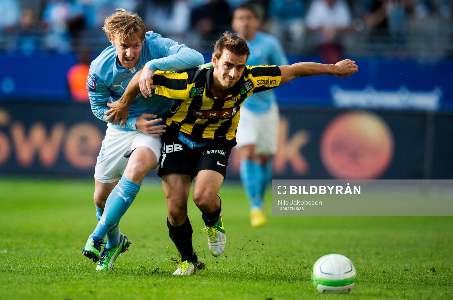 Malmö FFs Emil Forsberg kämpar med Häckens Björn Anklev under fotbollsmatchen i Allsvenskan mellan Malmö FF och Häcken den 27 juni 2013 i Malmö.