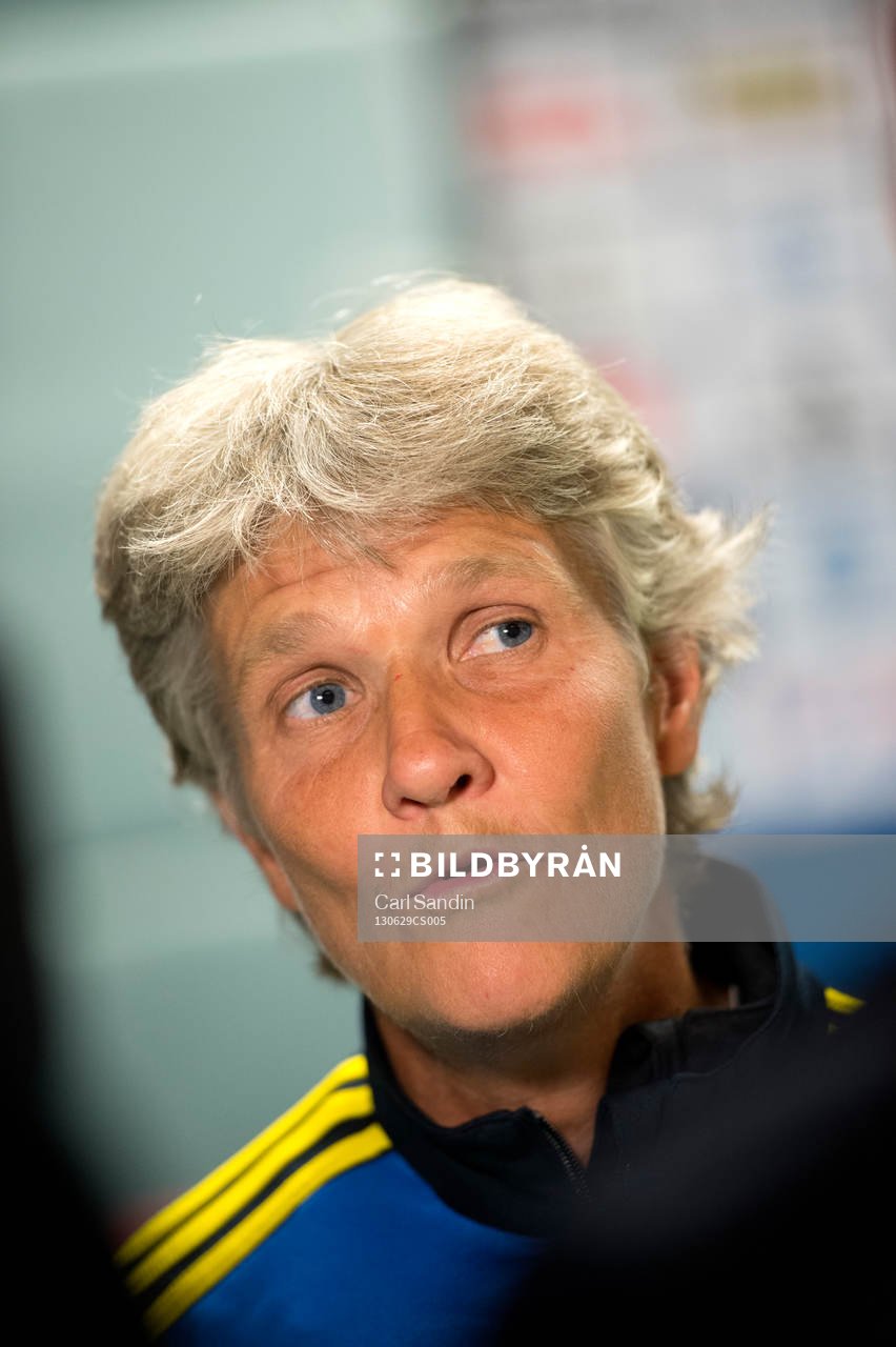 Sveriges förbundskapten Pia Sundhage blir intervjuad