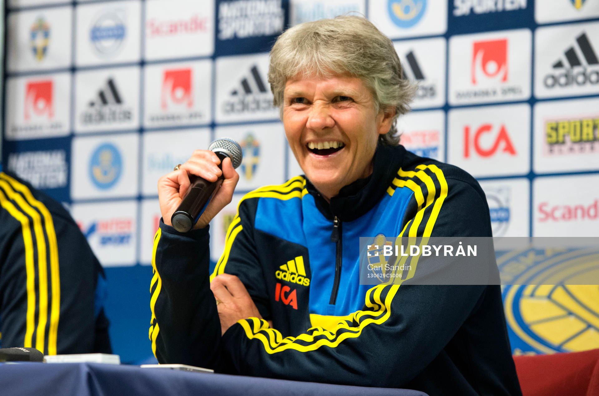 Sveriges förbundskapten Pia Sundhage skrattar och ler