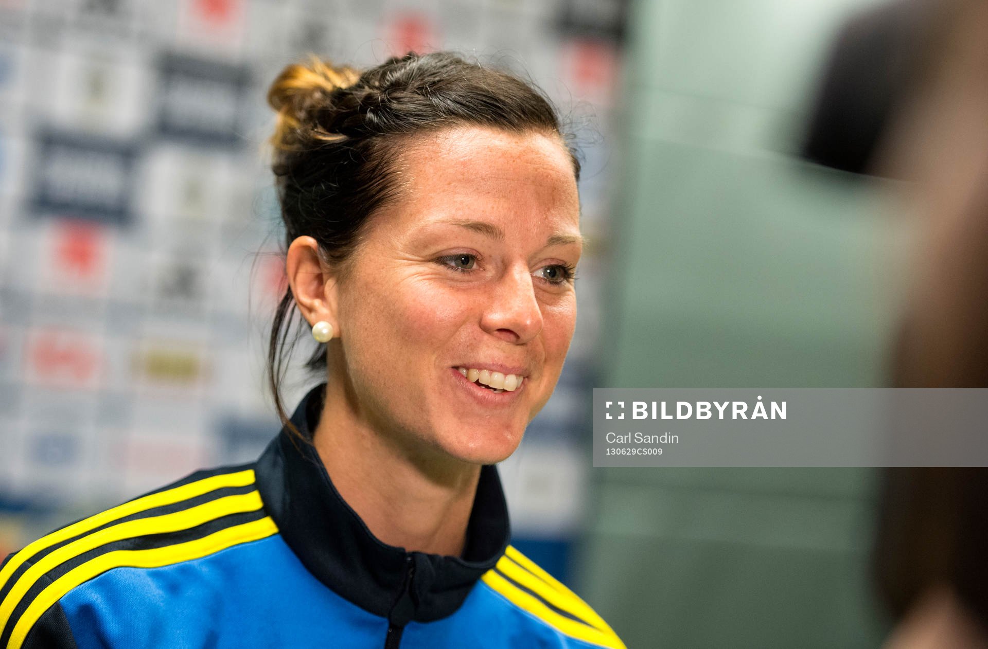 Sveriges Lotta Schelin blir intervjuad