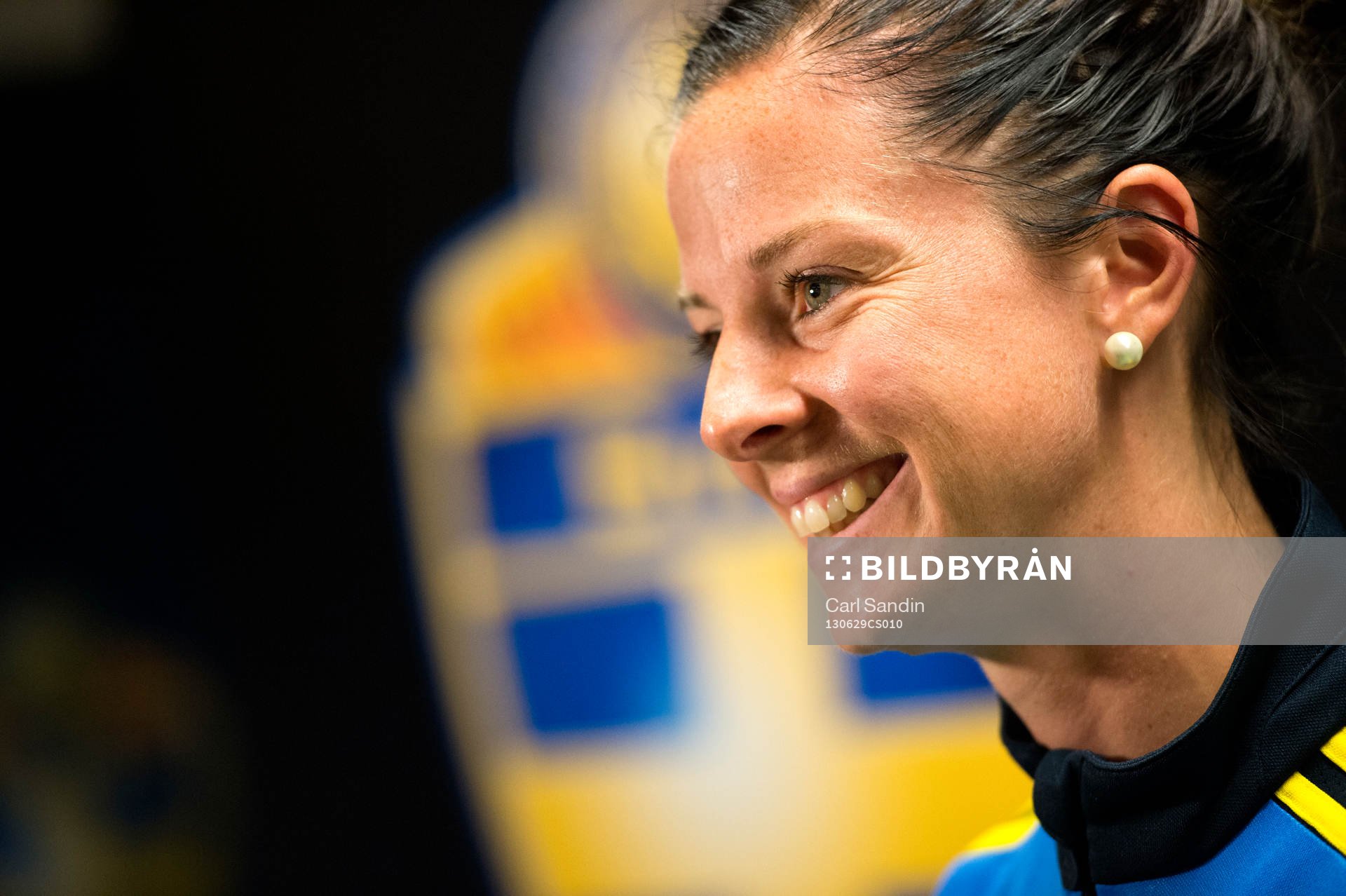 Sveriges Lotta Schelin blir intervjuad under presskonferensen inför EM-lägret den 29 juni 2013 i Stenungsund.