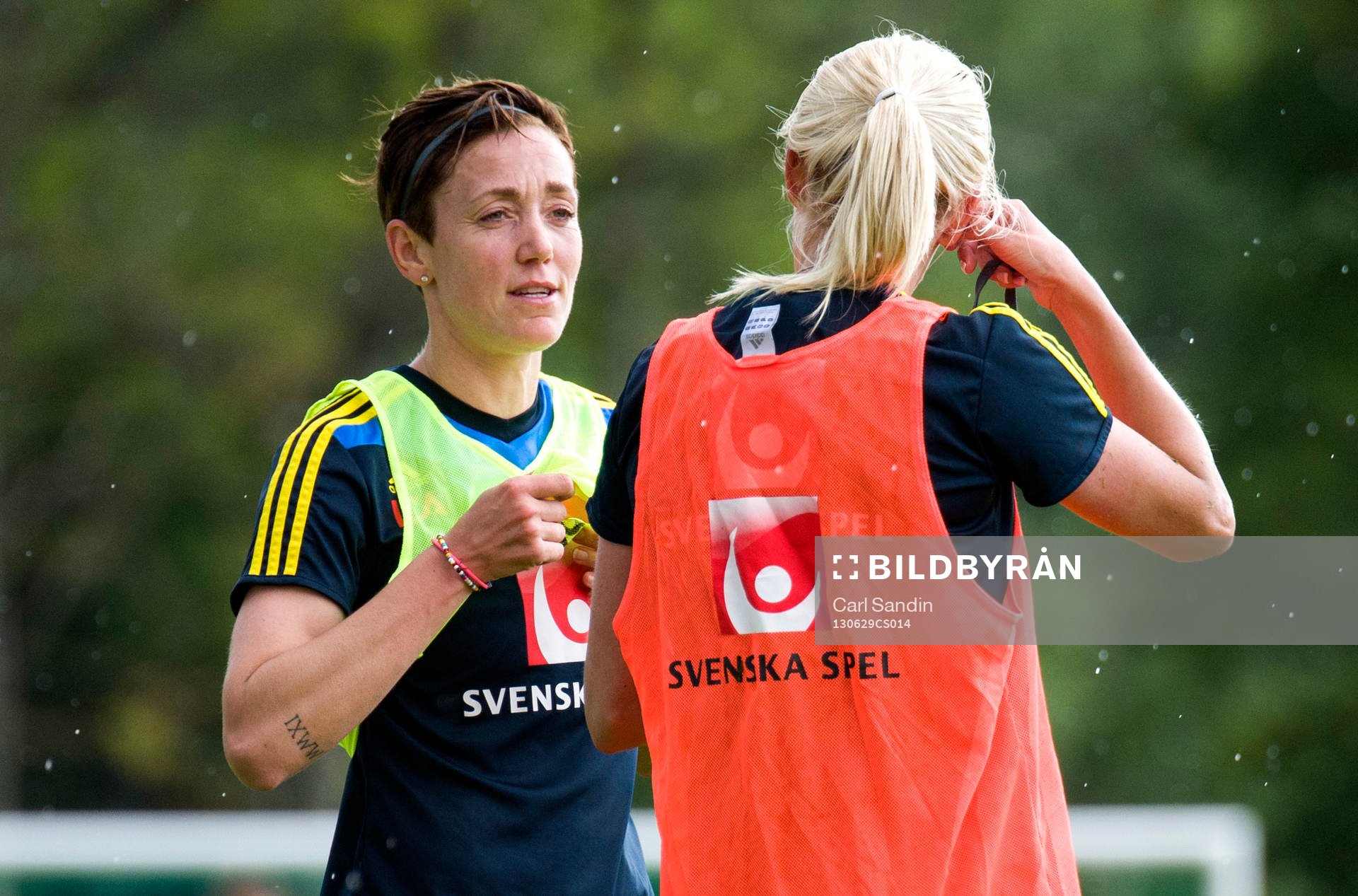 Sveriges Therese Sjögran står och pratar med Josefine