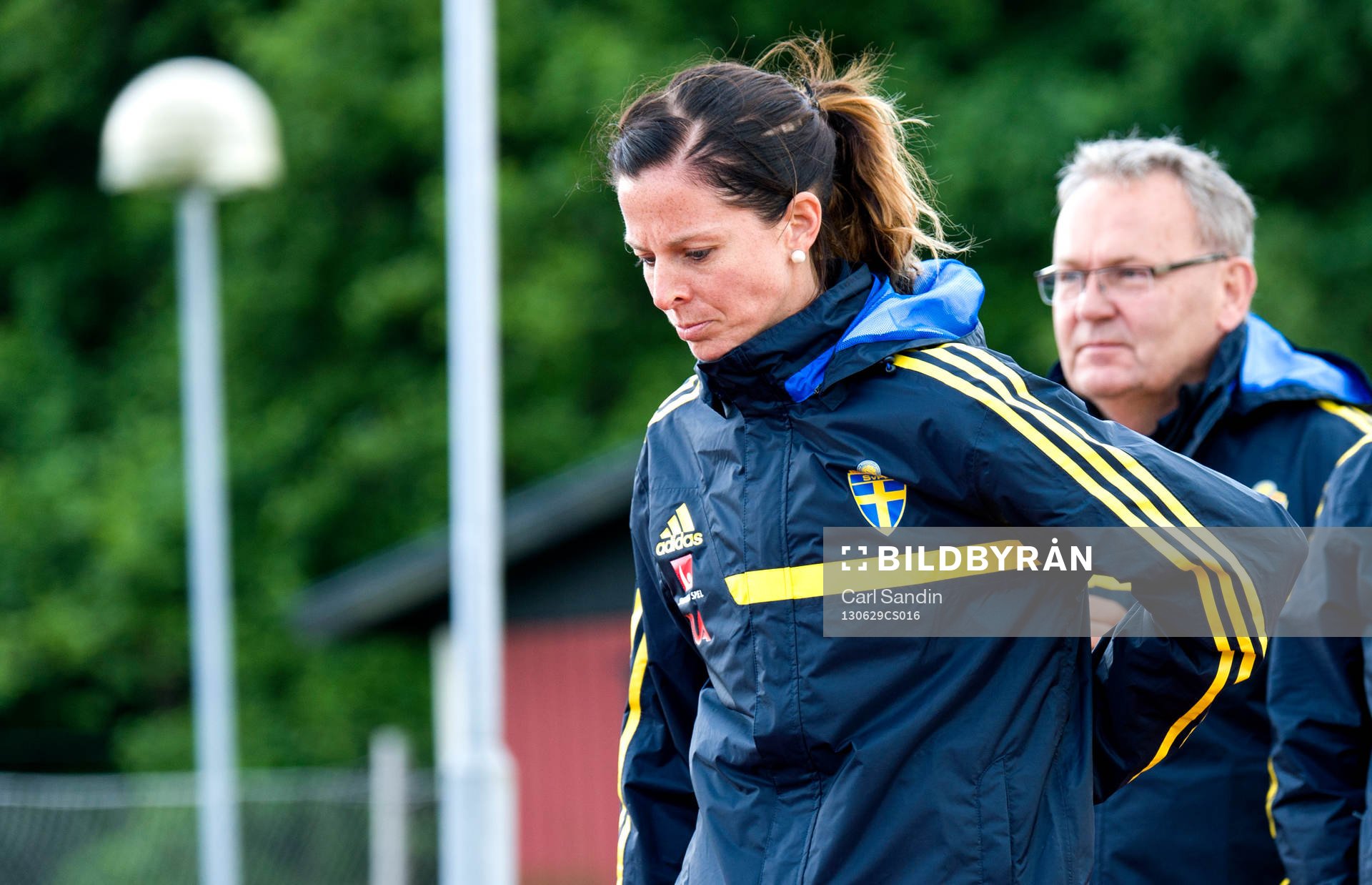 Sveriges Lotta Schelin tar sig om ryggen
