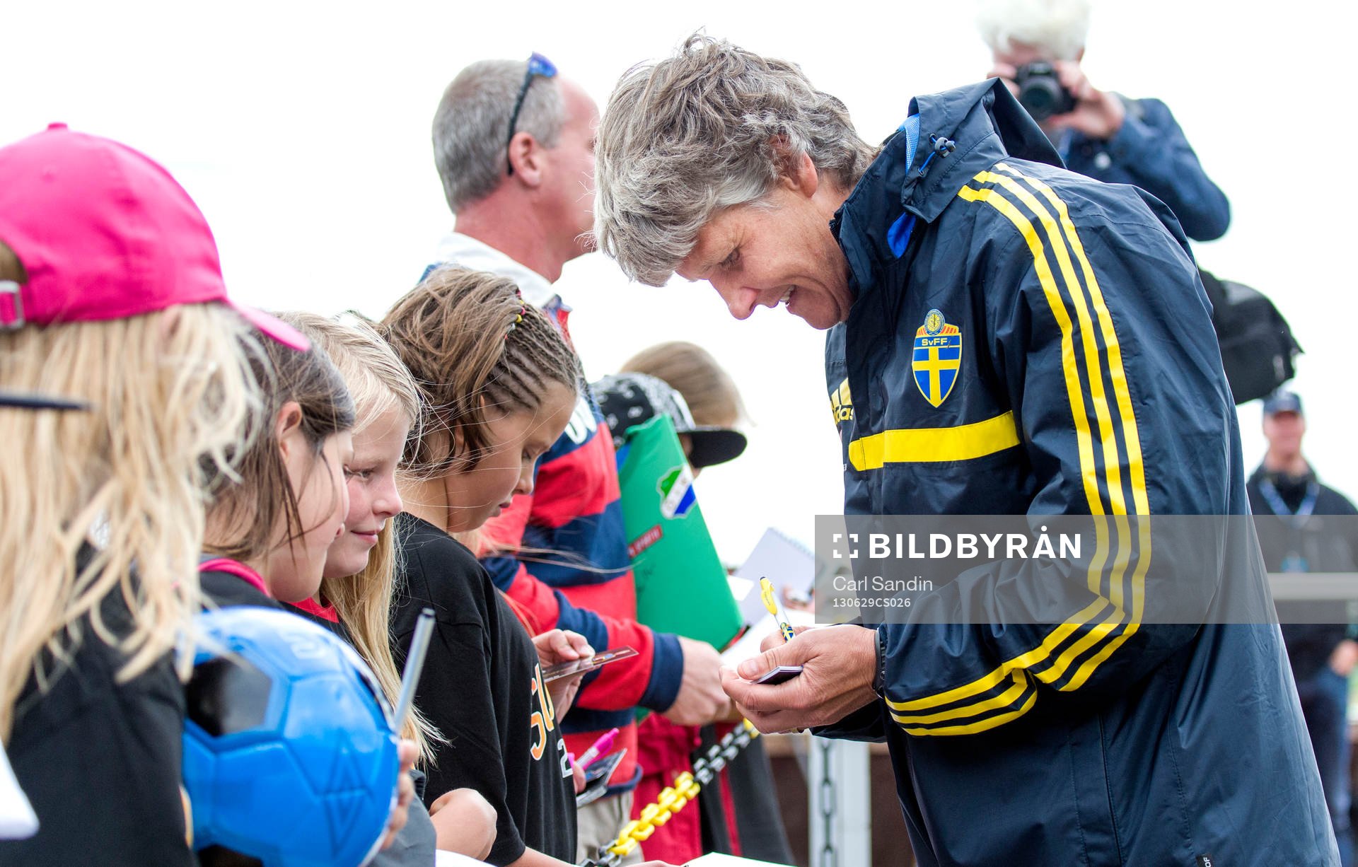 Sveriges förbundskapten Pia Sundhage skriver autografer