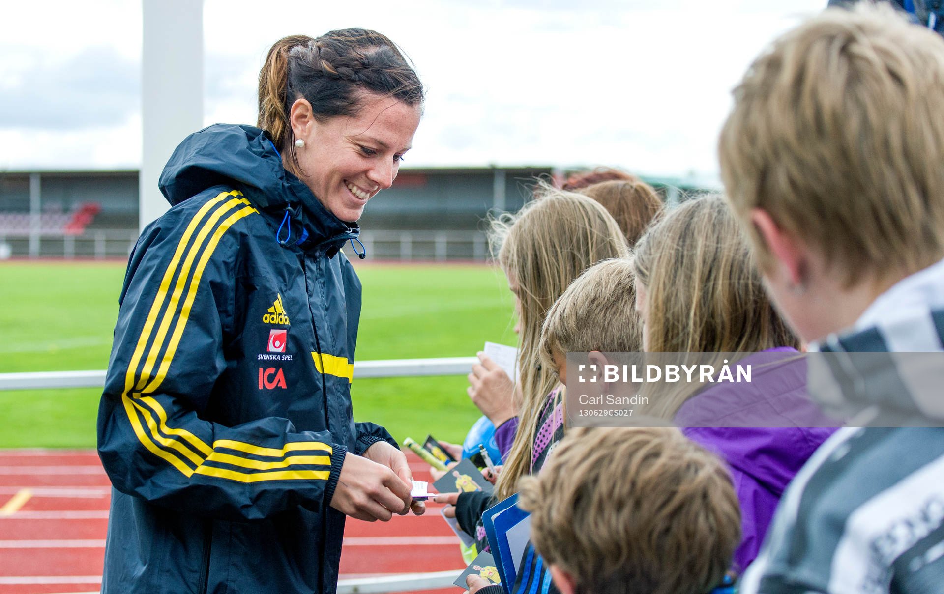 Sveriges Lotta Schelin skriver autografer