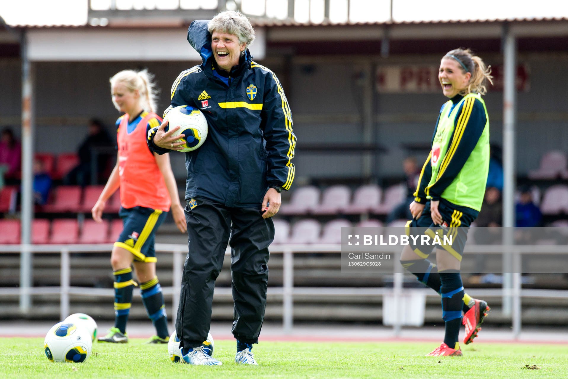 Sveriges förbundskapten Pia Sundhage och Olivia Schough har roligt under träningen på EM-lägret den 29 juni 2013 i Stenungsund.