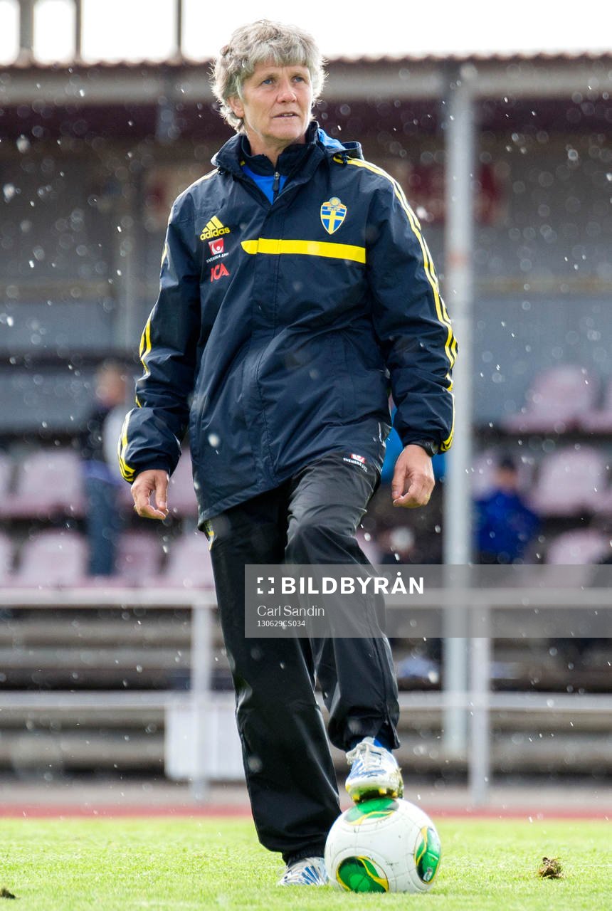 Sveriges förbundskapten Pia Sundhage följer träningen i