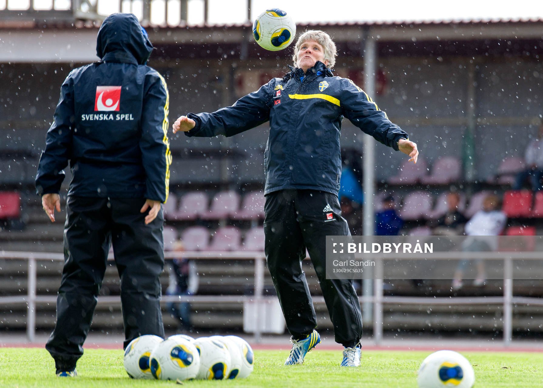 Sveriges förbundskapten Pia Sundhage tar emot bollen på