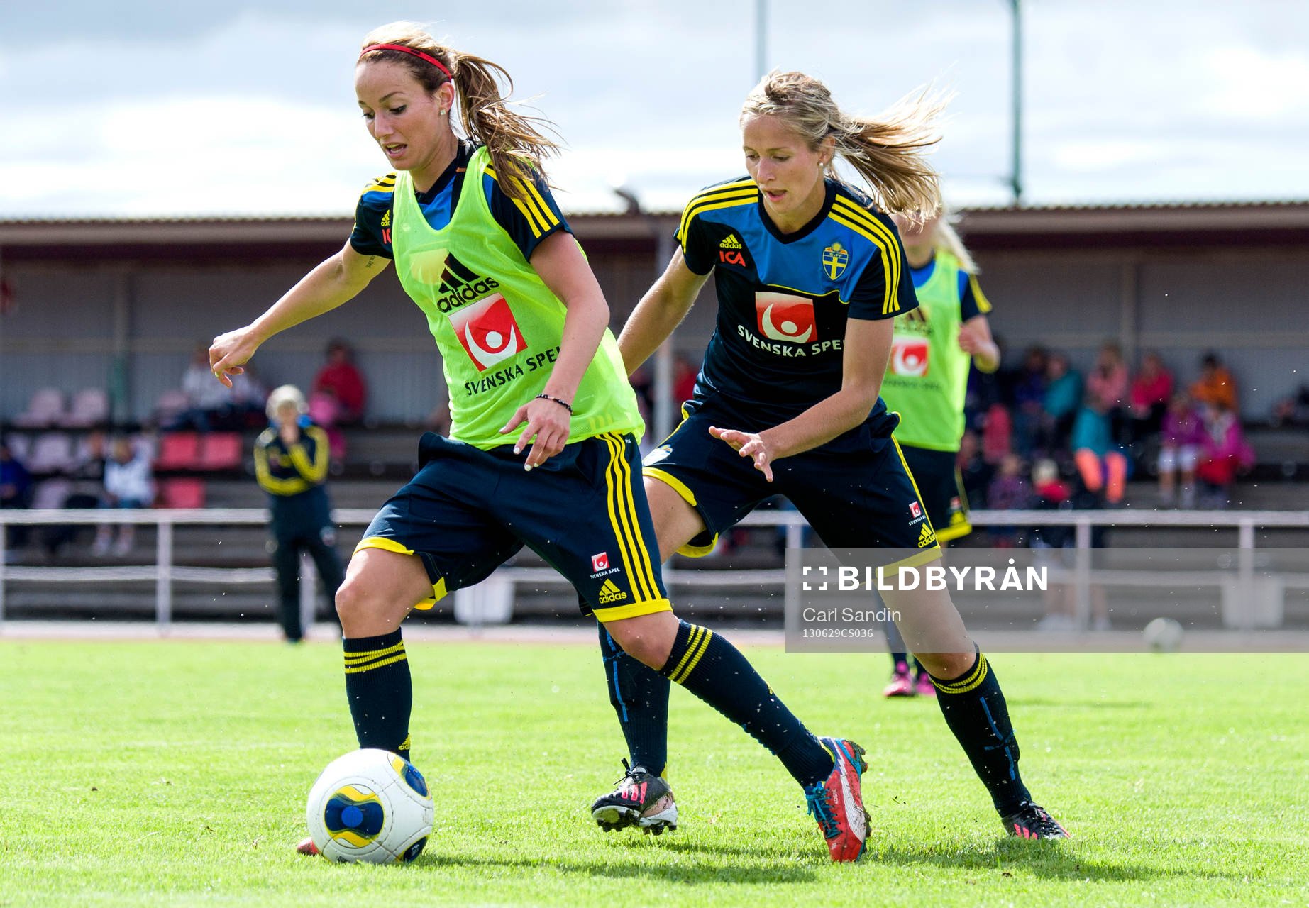 Kamp om bollen mellan Sveriges Kosovare Asllani och Emmelie