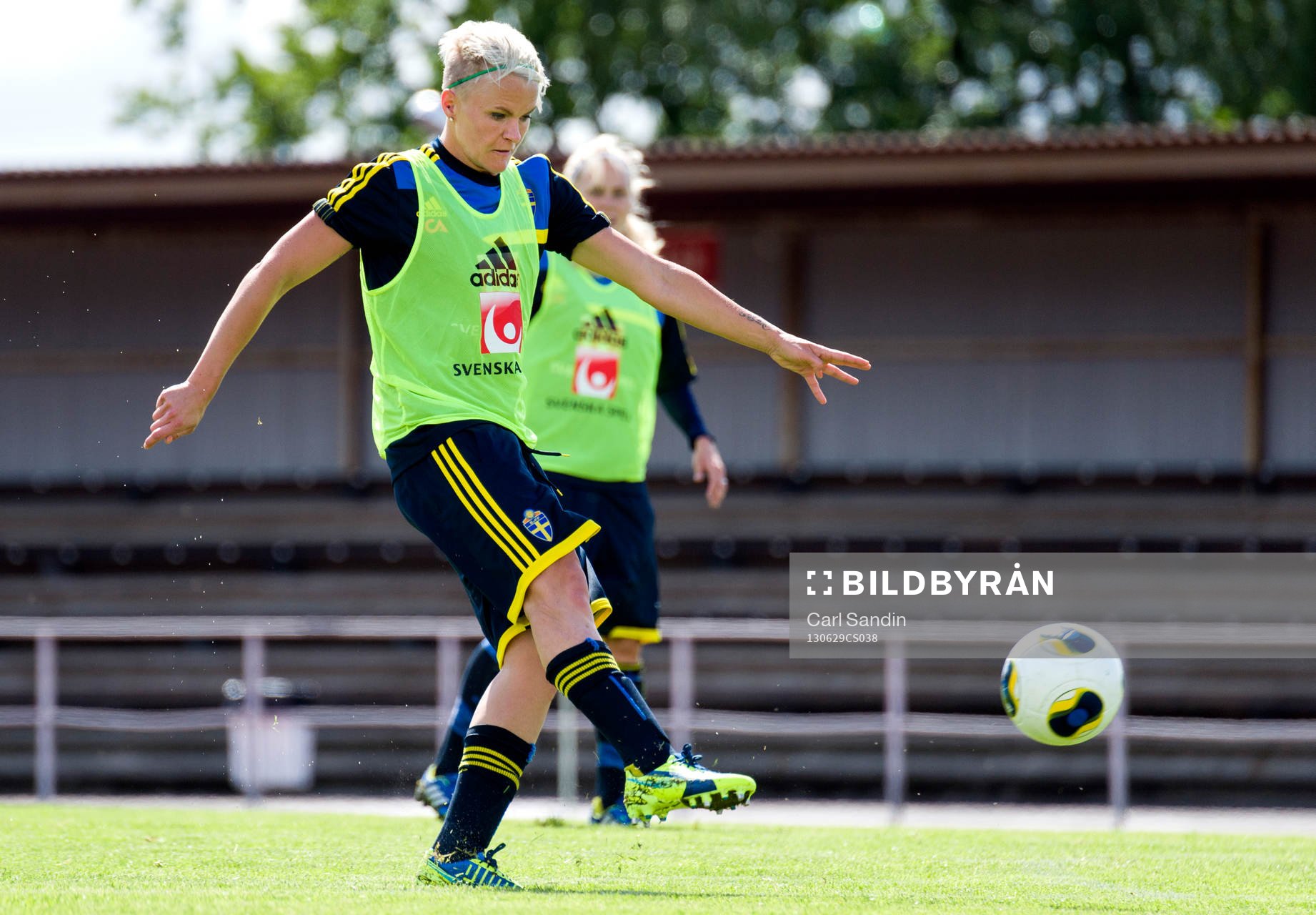 Sveriges Nilla Fischer skjuter mot mål