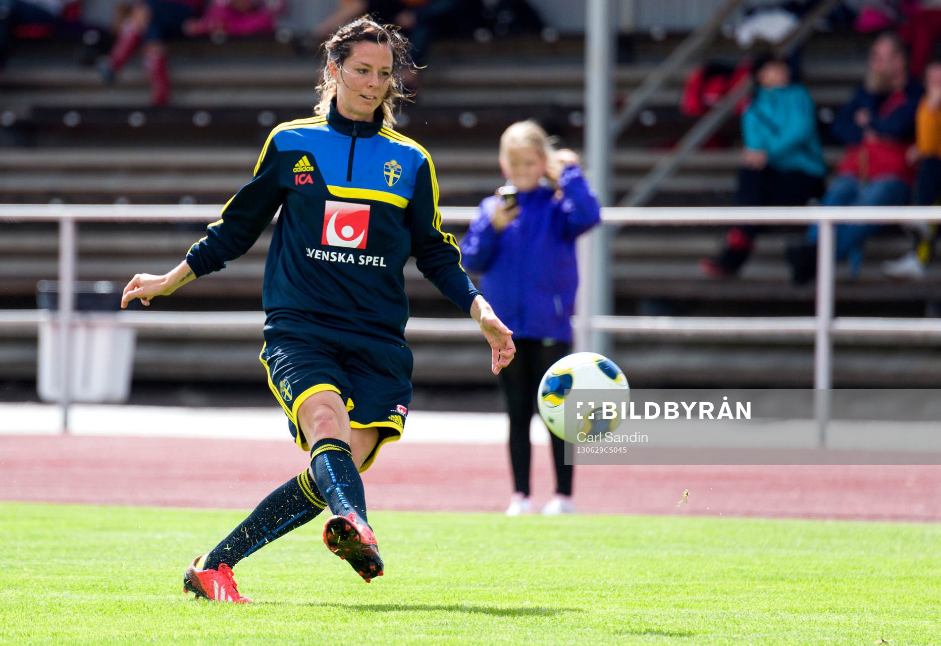 Sveriges Lotta Schelin skjuter mot mål