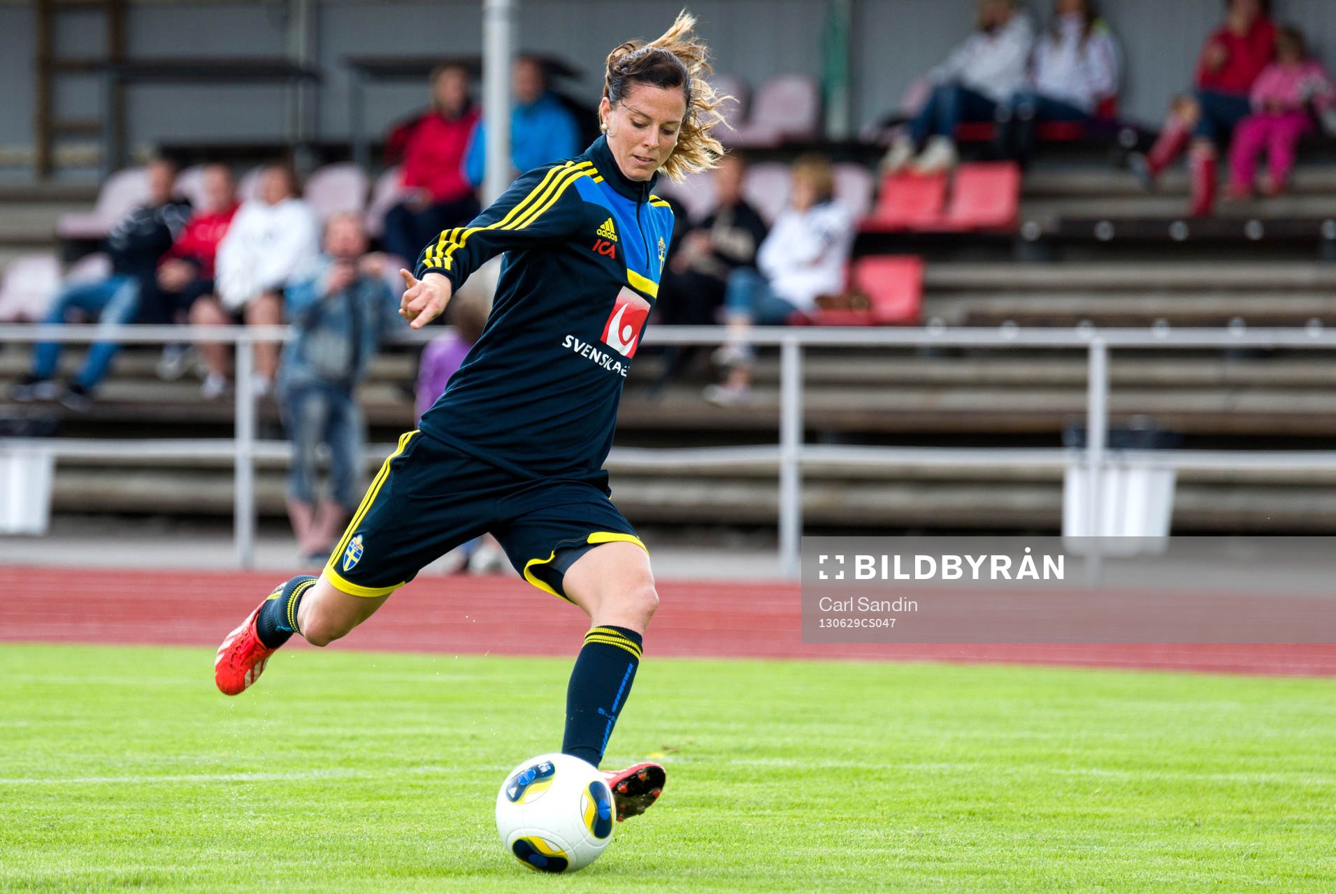 Sveriges Lotta Schelin laddar för skott