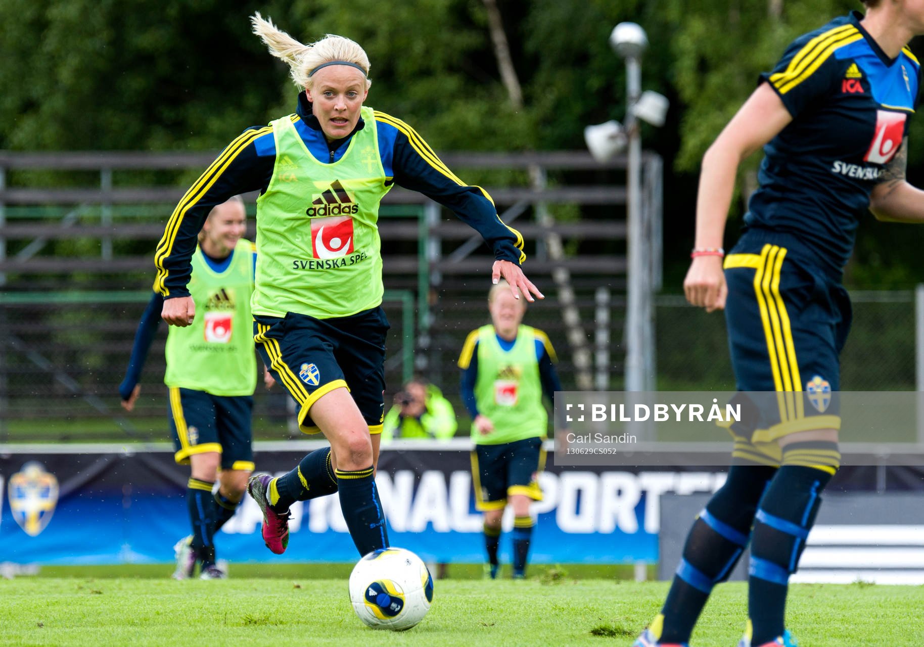 Sveriges Josefine Öqvist driver bollen