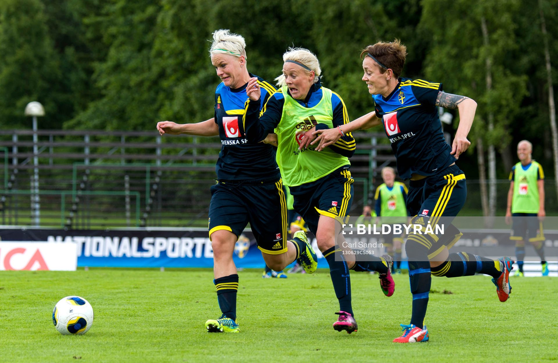 Närkamp mellan Sveriges Nilla Fischer, Josefine Öqvist och Therese Sjögran under träningen på EM-lägret den 29 juni 2013 i Stenungsund.