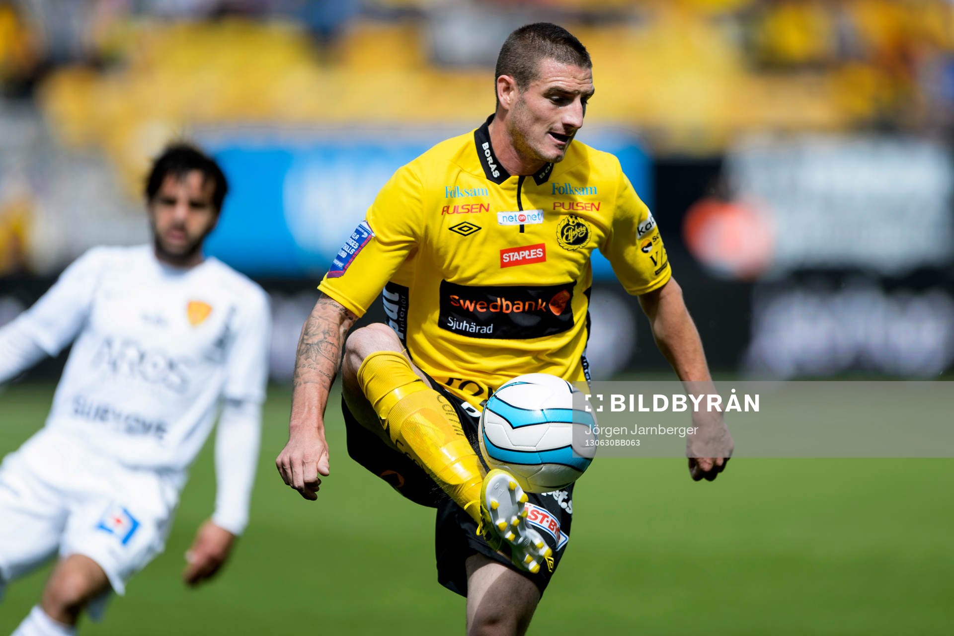 Elfsborgs James Keene tar ner bollen i matchen mellan