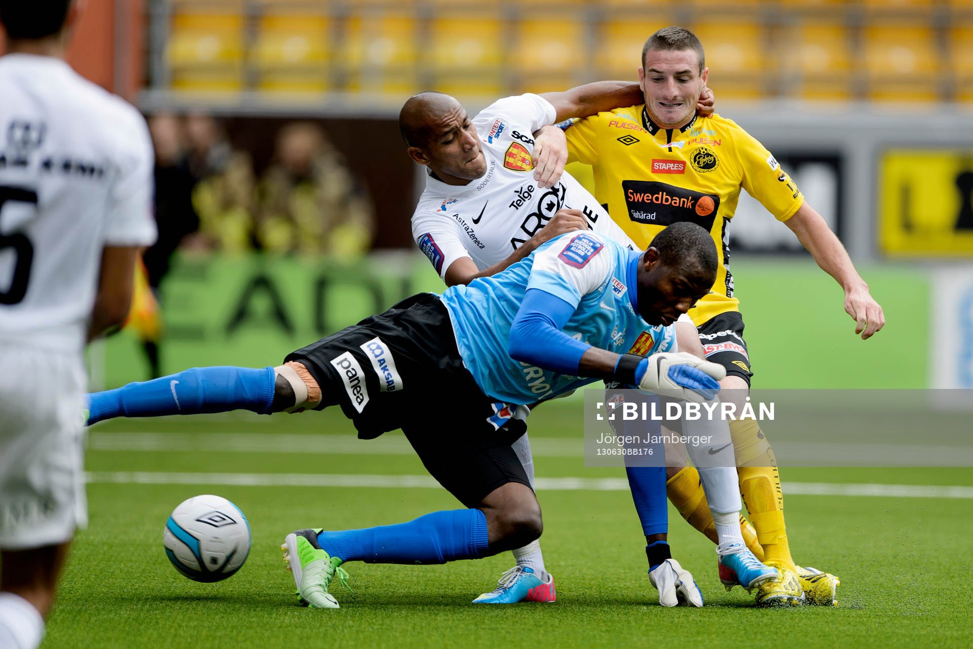 Elfsborgs James Keene gör 2-0 hårt uppvaktad av