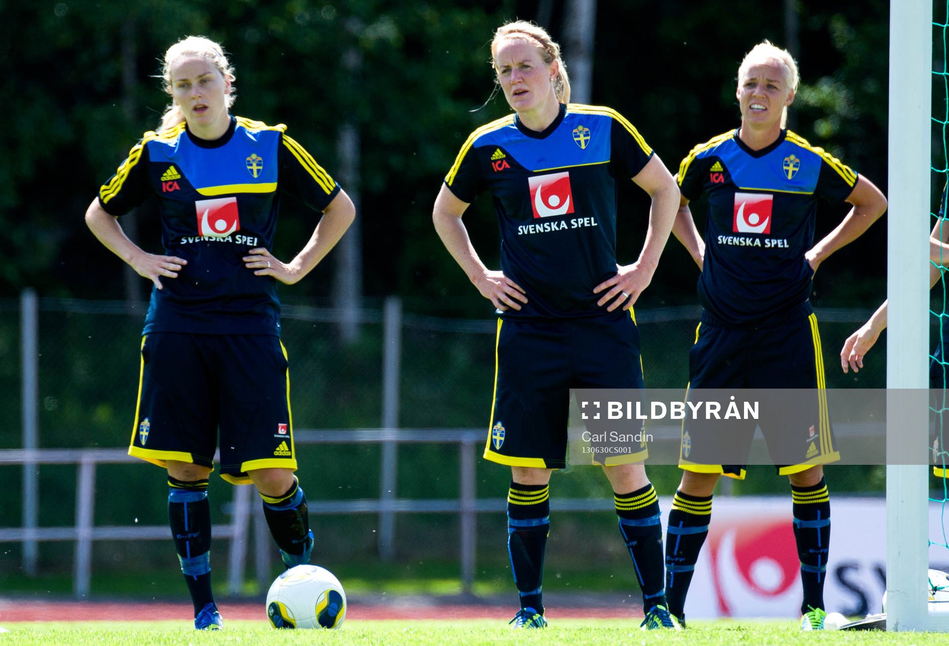 Sveriges Lisa Dahlkvist, Marie Hammarström och Caroline Seger under träningen på EM-lägret inför dam-EM den 30 juni 2013 i Stenungsund.
