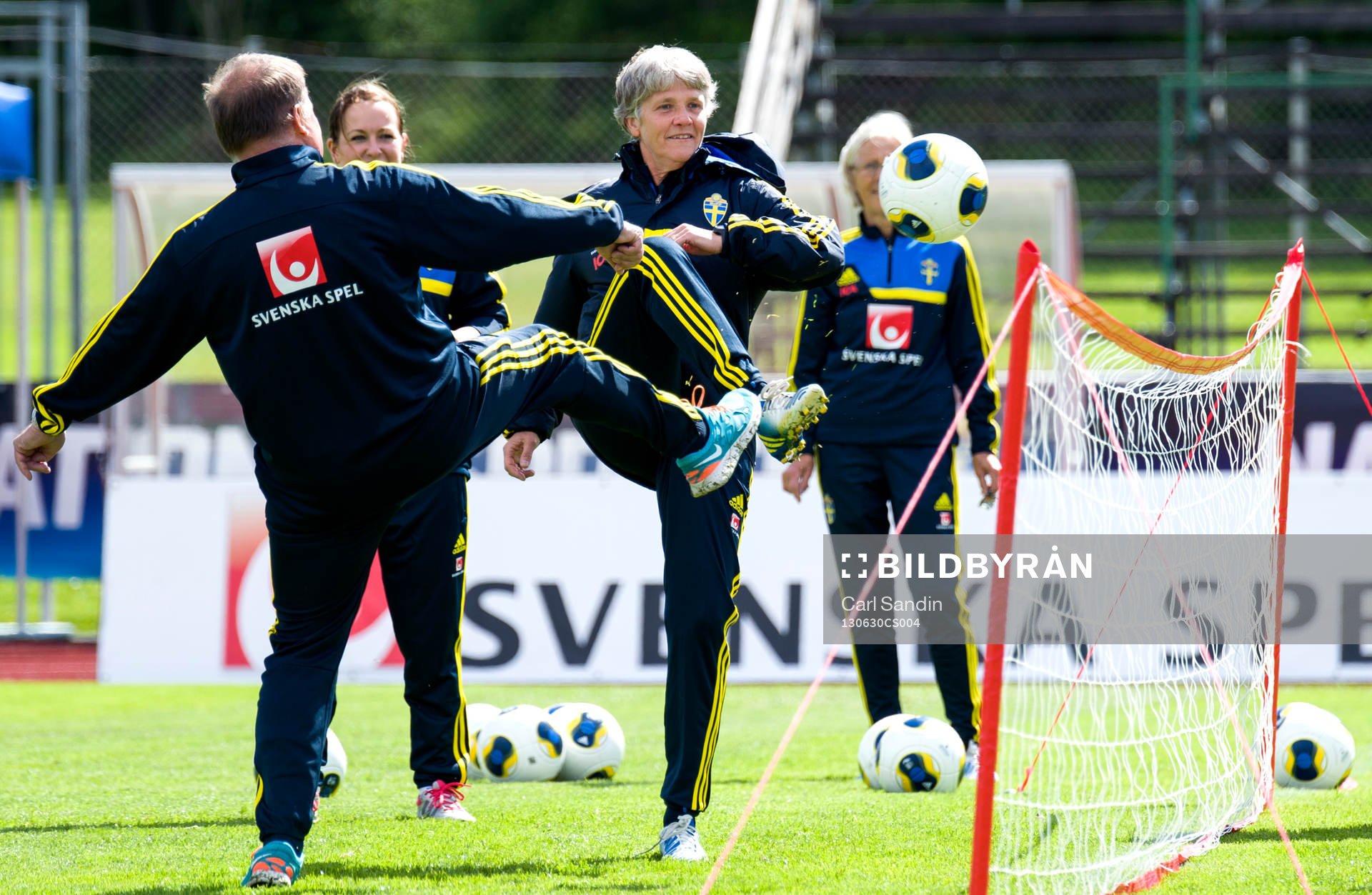 Sveriges förbundskapten Pia Sundhage spelar