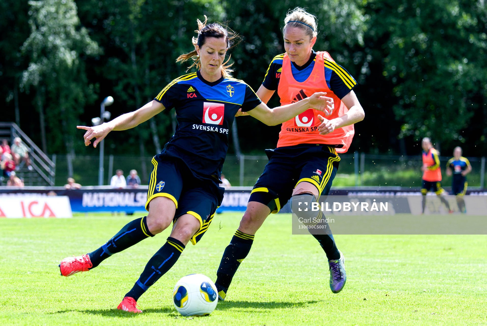 Sveriges Lotta Schelin i närkamp med Stina Segerström under träningen på EM-lägret inför dam-EM den 30 juni 2013 i Stenungsund.