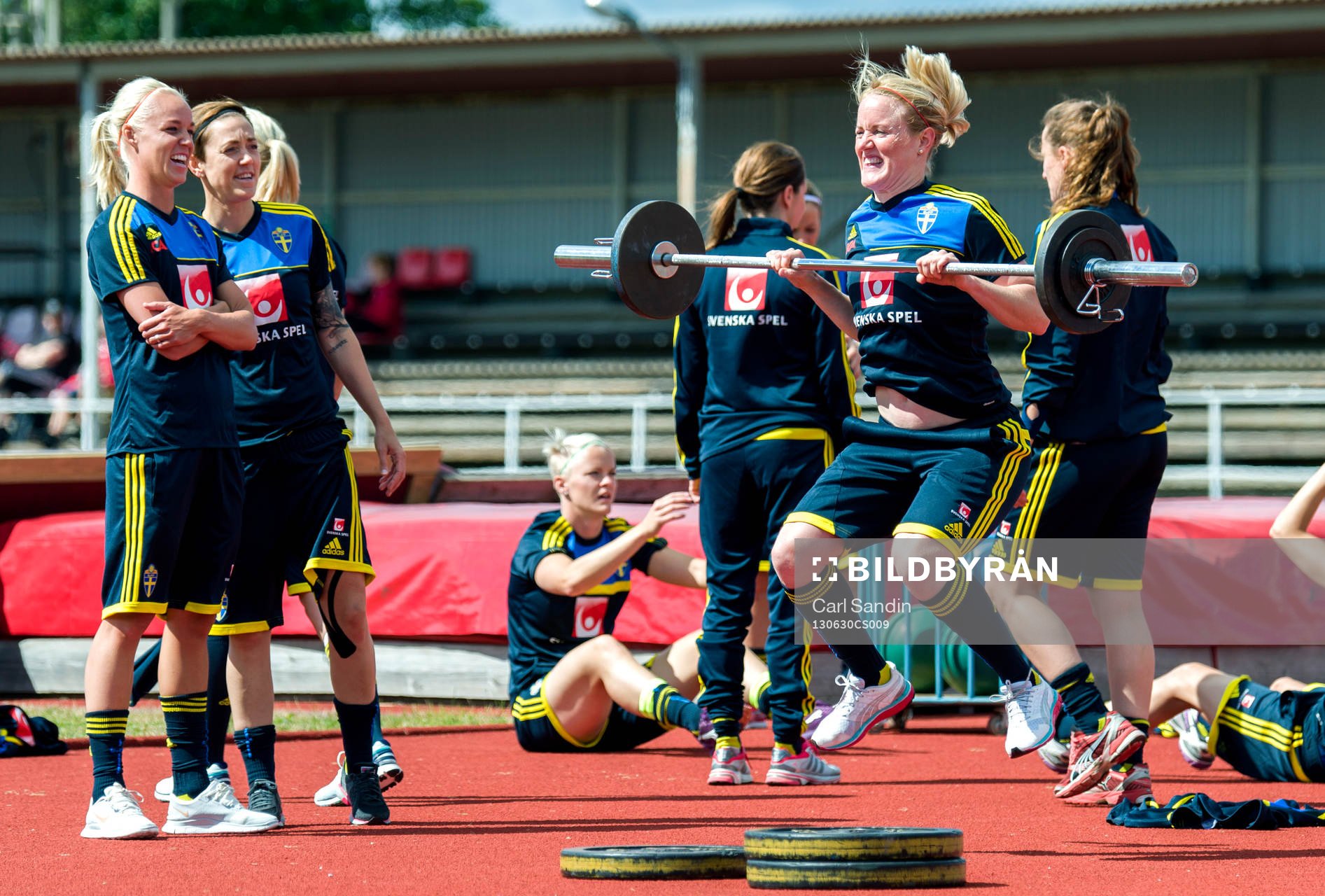 Sveriges Caroline Seger och Therese Sjögran kollar på