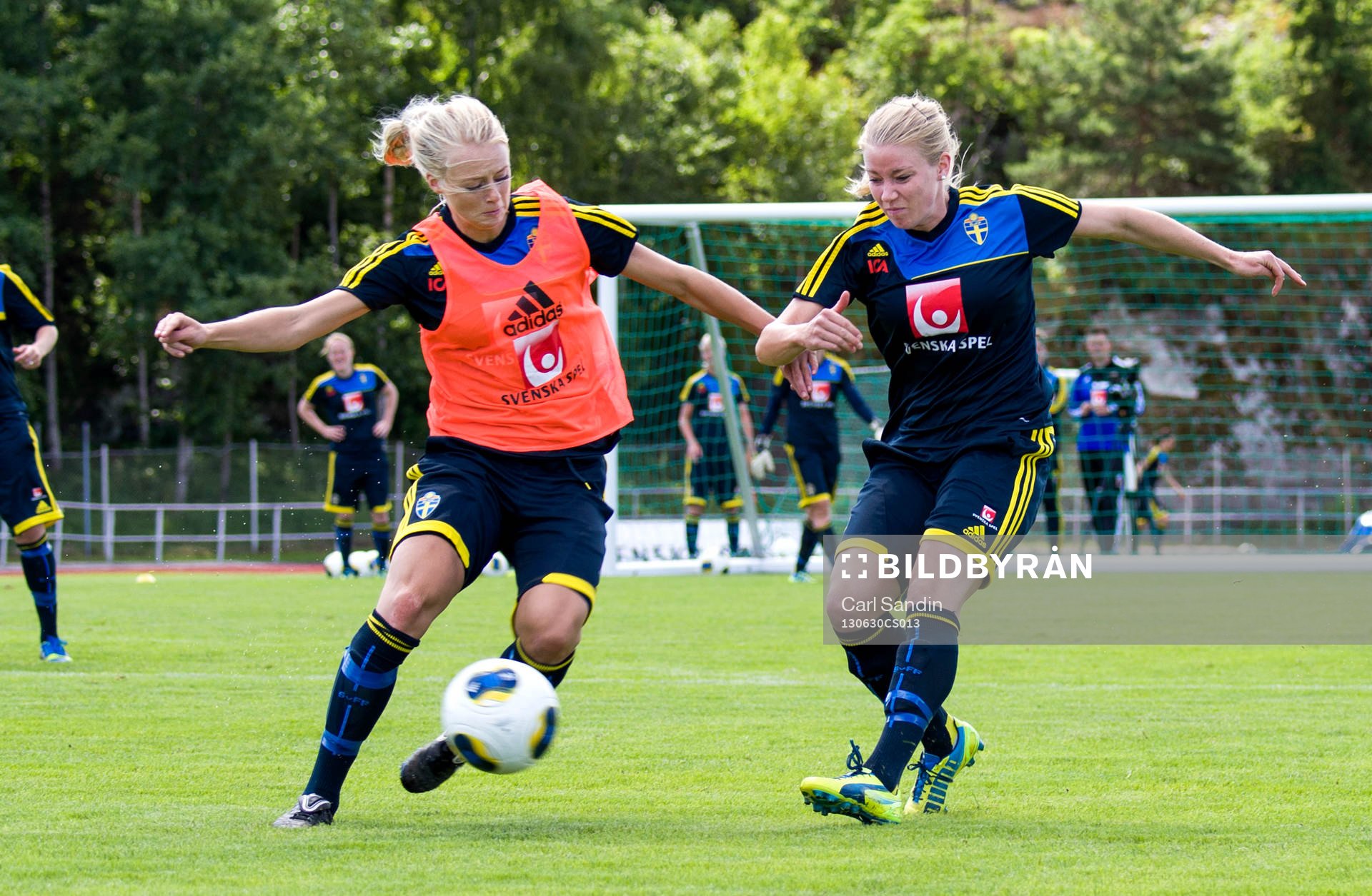 Sveriges Amanda Ilestedt i kamp om bollen med Jenny Hjohlman