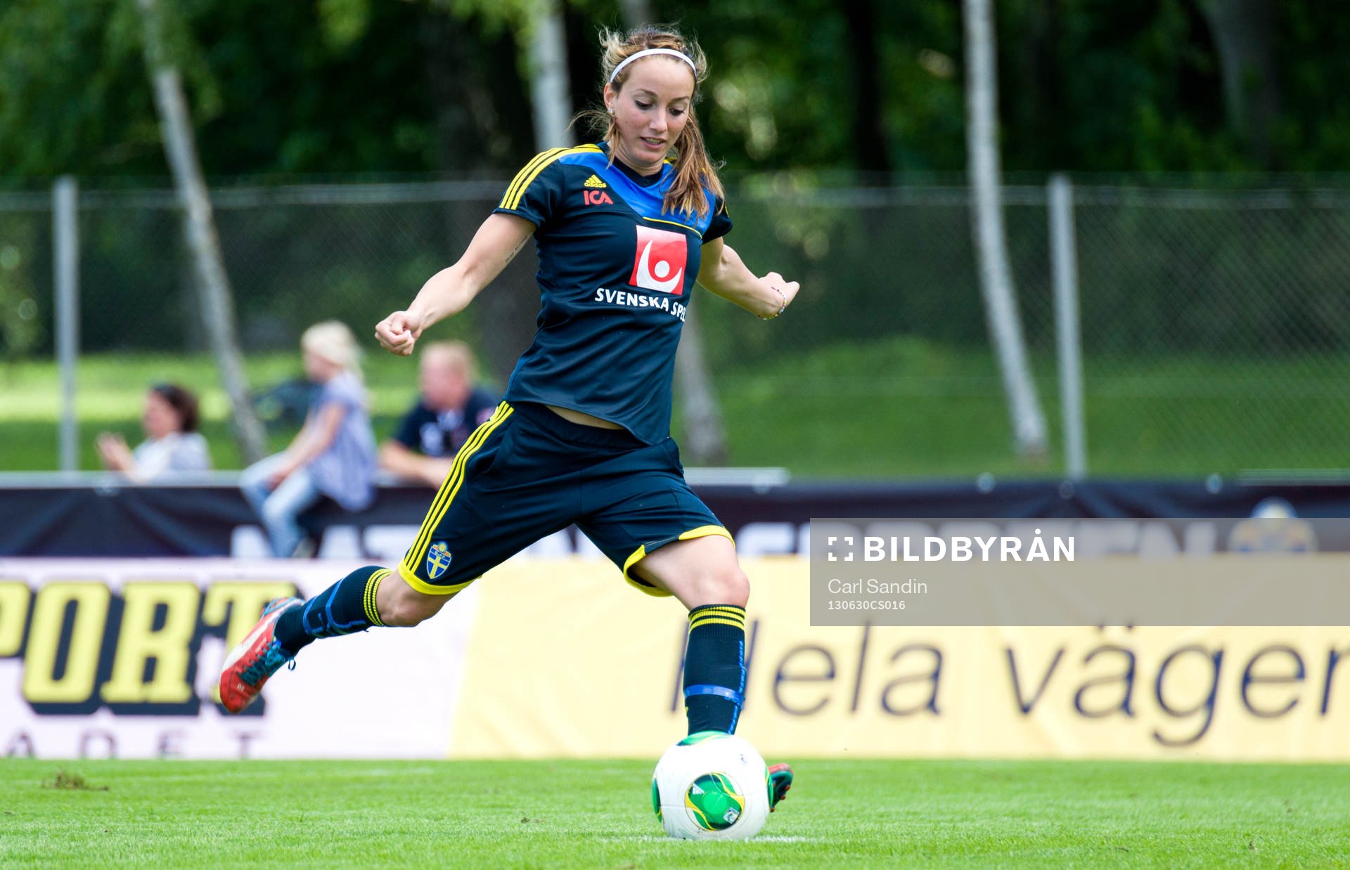 Sveriges Kosovare Asllani tränar straffskjutning under träningen på EM-lägret inför dam-EM den 30 juni 2013 i Stenungsund.