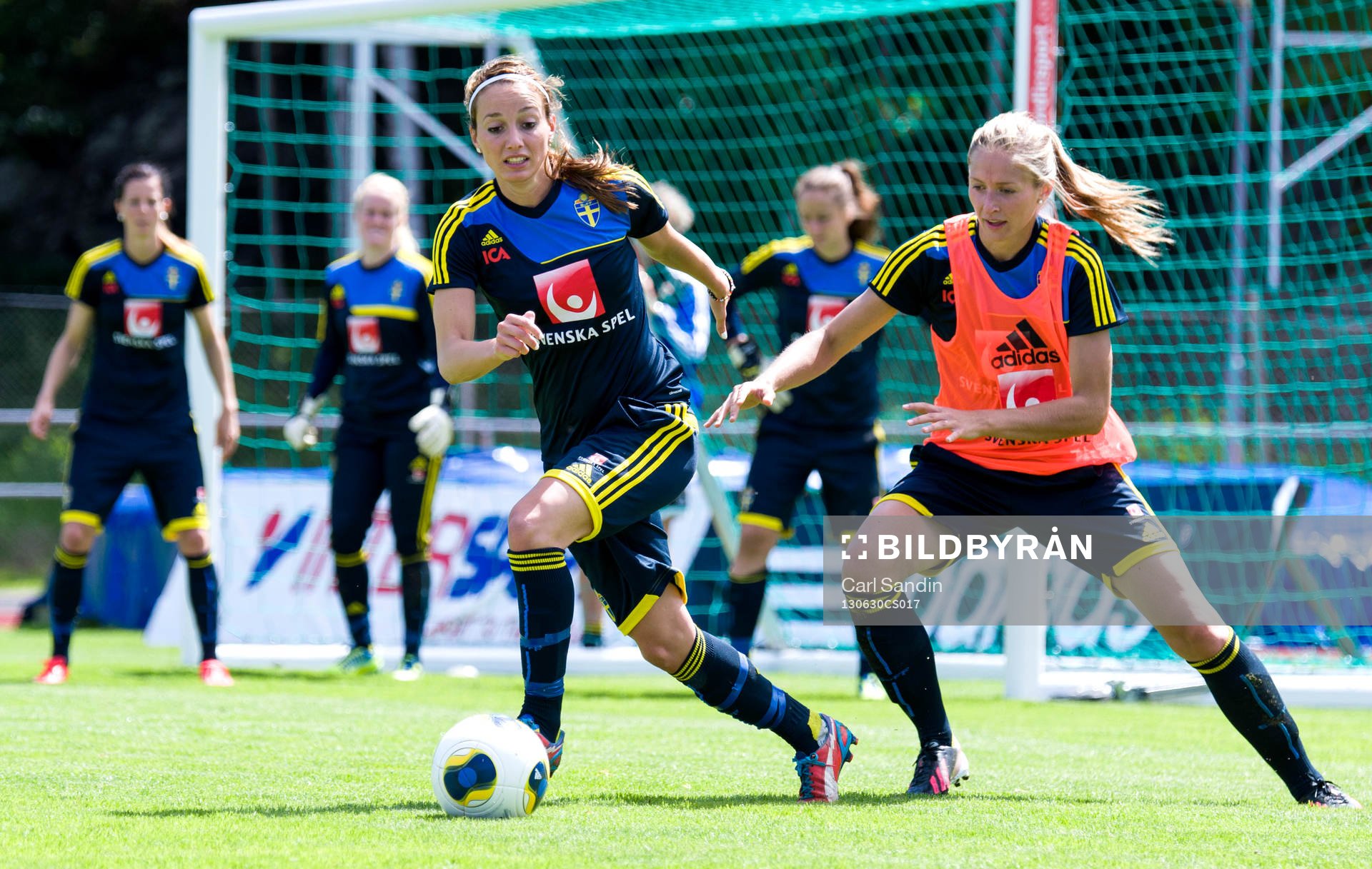 Sveriges Kosovare Asllani driver bollen bort från Emmelie Konradsson under träningen på EM-lägret inför dam-EM den 30 juni 2013 i Stenungsund.