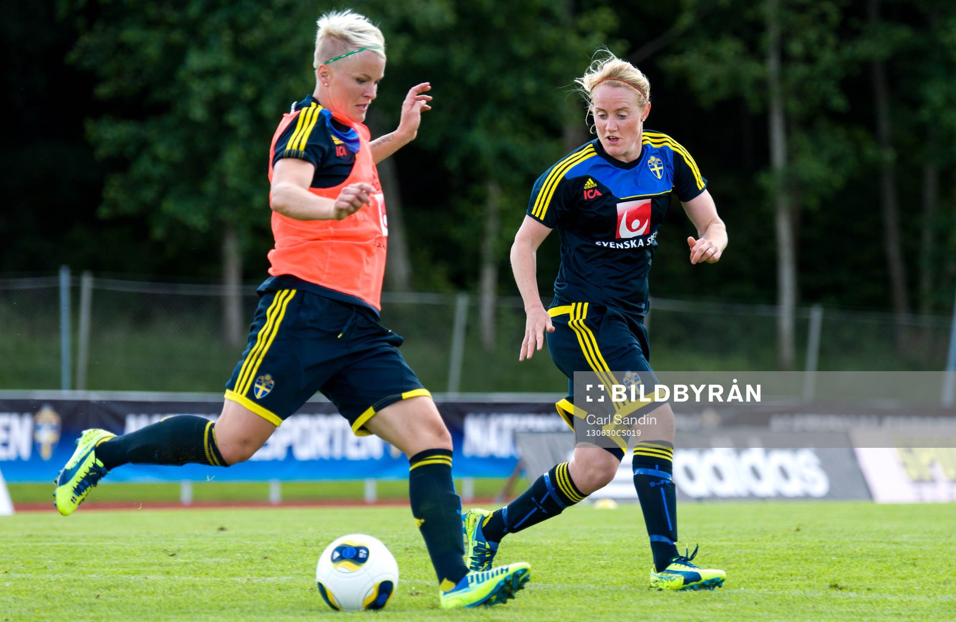 Sveriges Nilla Fischer driver bollen förbi Marie