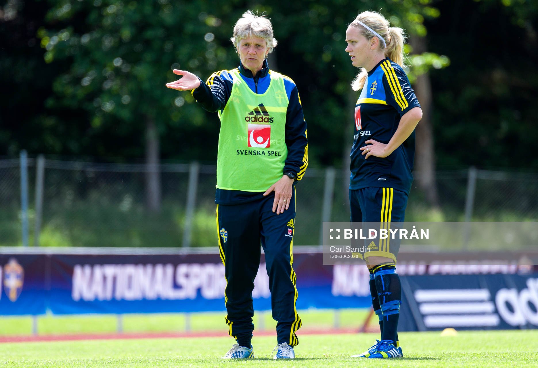 Sveriges förbundskapten Pia Sundhage pratar med Lisa Dahlkvist under träningen på EM-lägret inför dam-EM den 30 juni 2013 i Stenungsund.