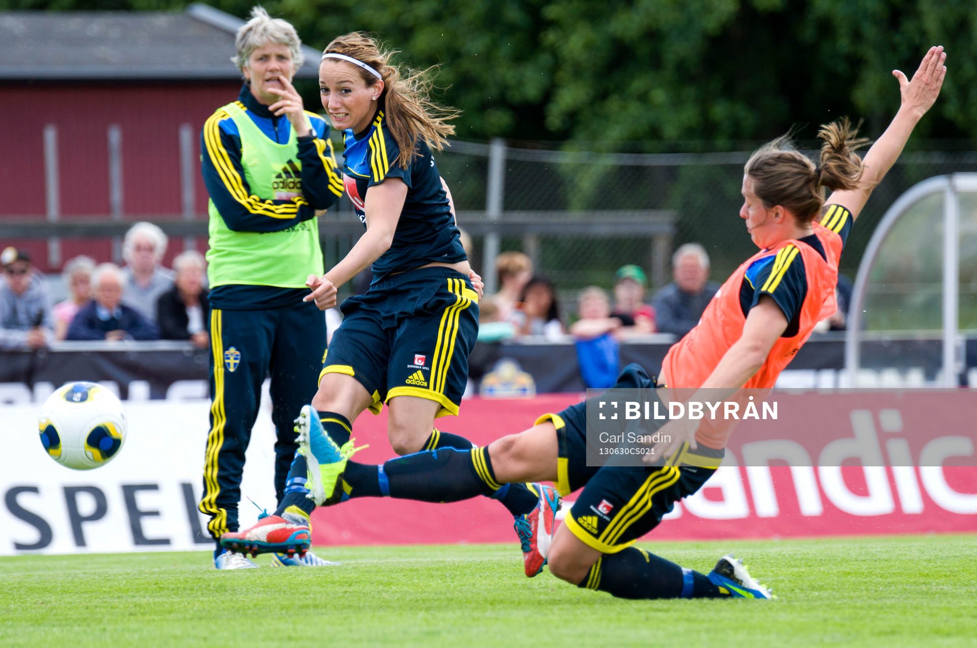 Sveriges Kosovare Asllani skjuter förbi täckande Lina Nilsson under träningen på EM-lägret inför dam-EM den 30 juni 2013 i Stenungsund.
