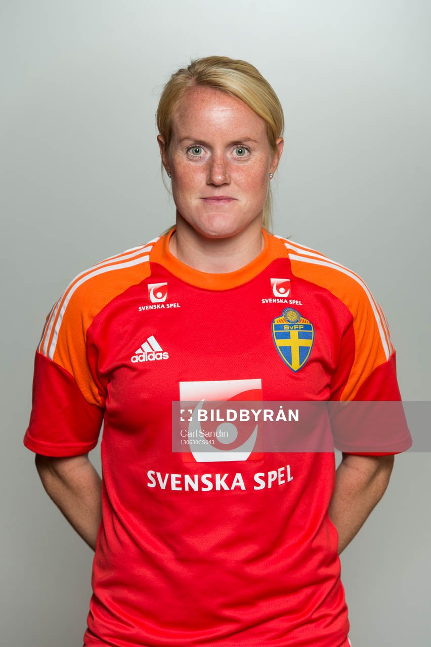 Sveriges målvakt Kristin Hammarström fotograferas