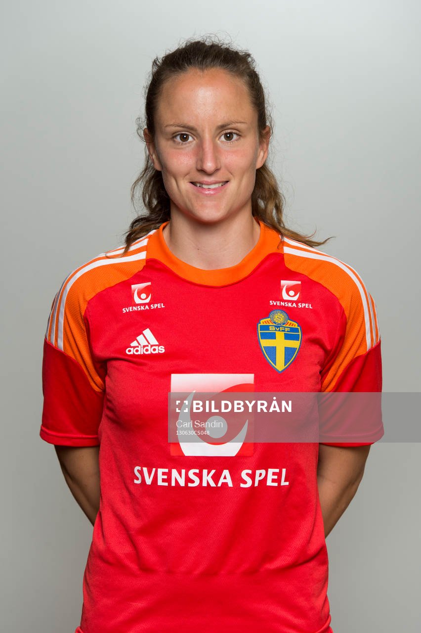 Sveriges målvakt Sofia Lundgren fotograferas