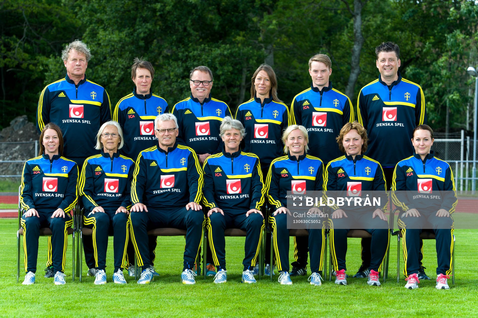 Damlandslagets ledare fotograferas