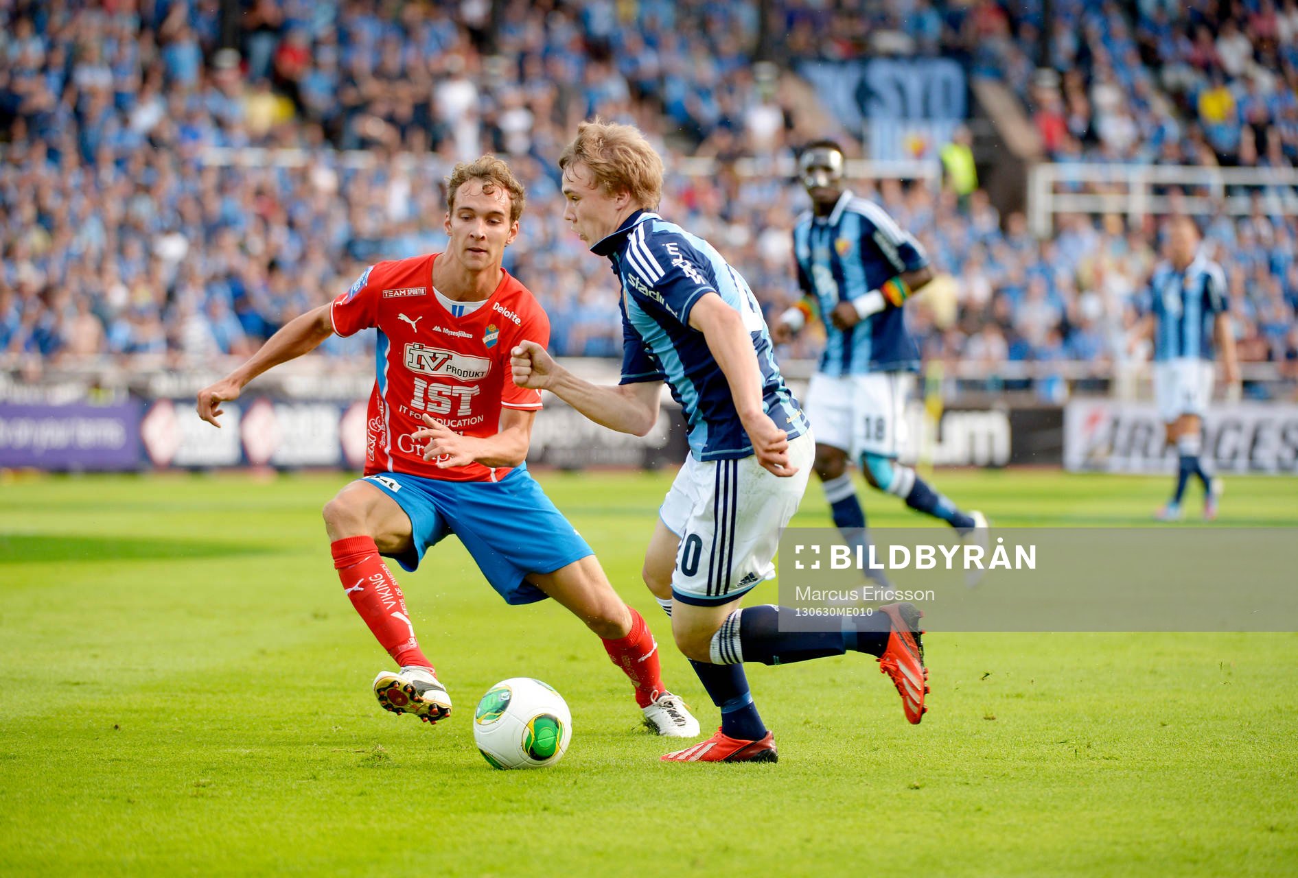 Johan Persson och Simon Tibbling i matchen mellan