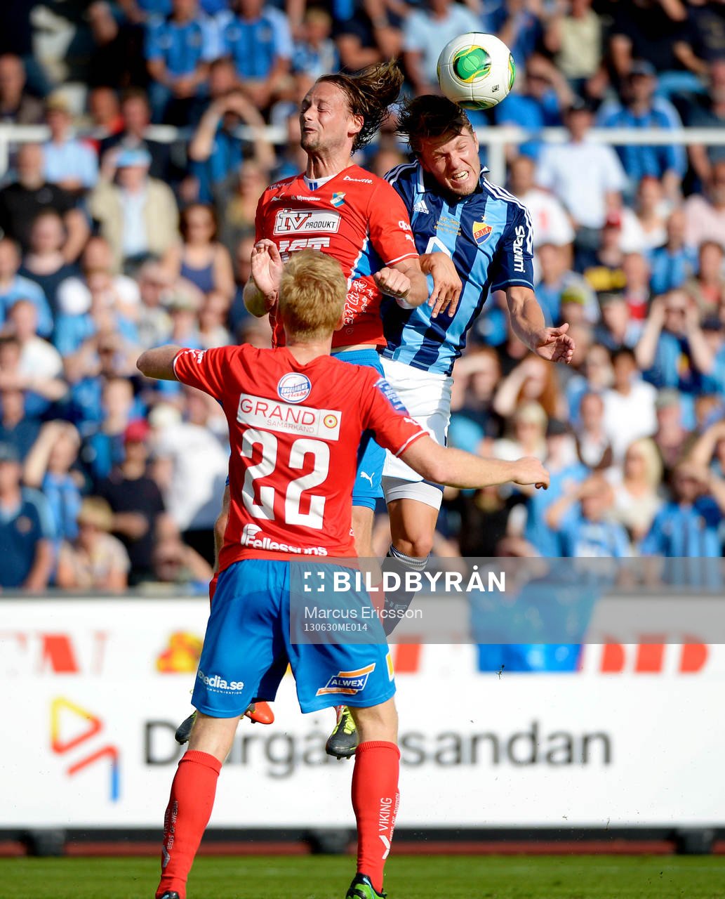 Östers Patrik Bojent och Djurgården Martin Broberg,  i