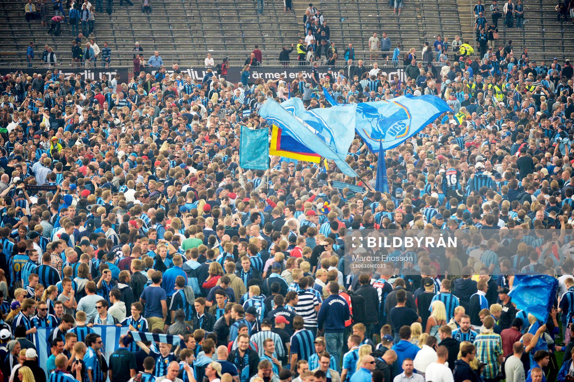 Supportrar rusar in på Stockholms stadion