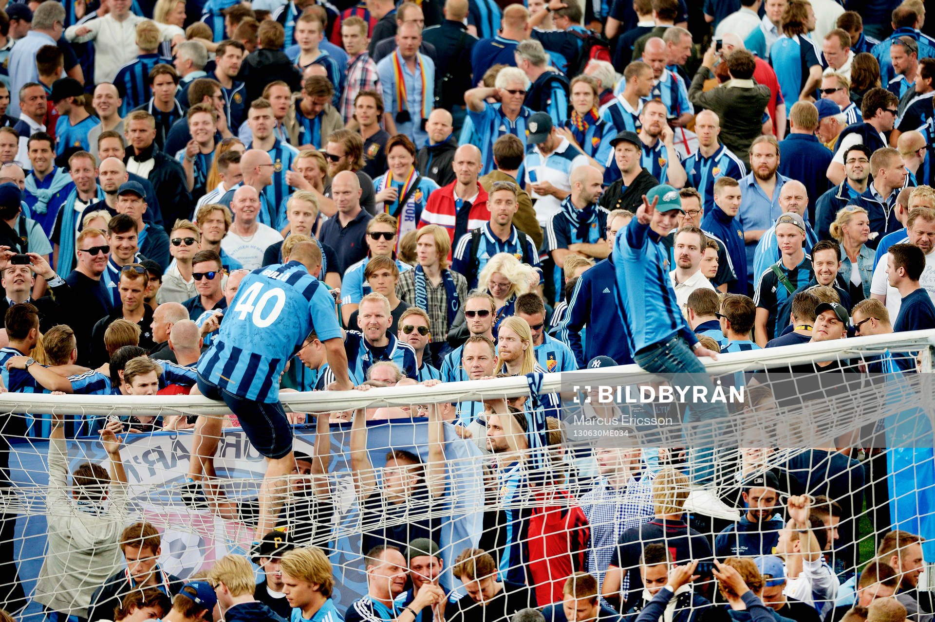 Supportrar rusar in på Stockholms stadion