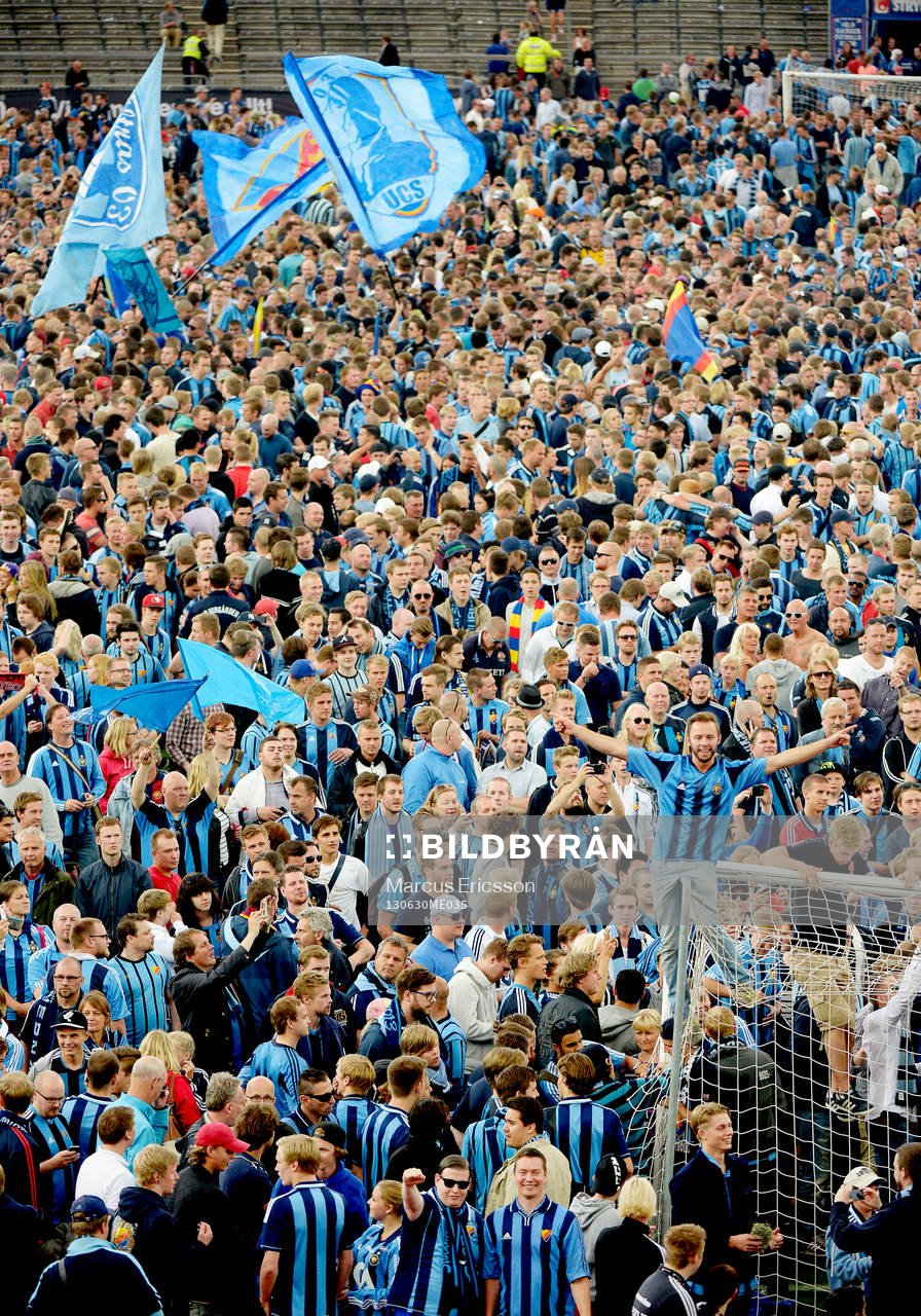 Supportrar rusar in på Stockholms stadion