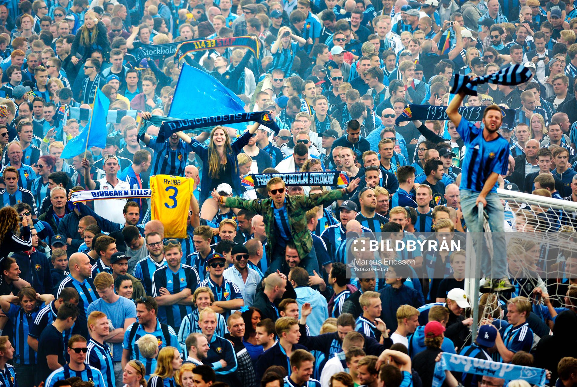 Supportrar rusar in på Stockholms stadion