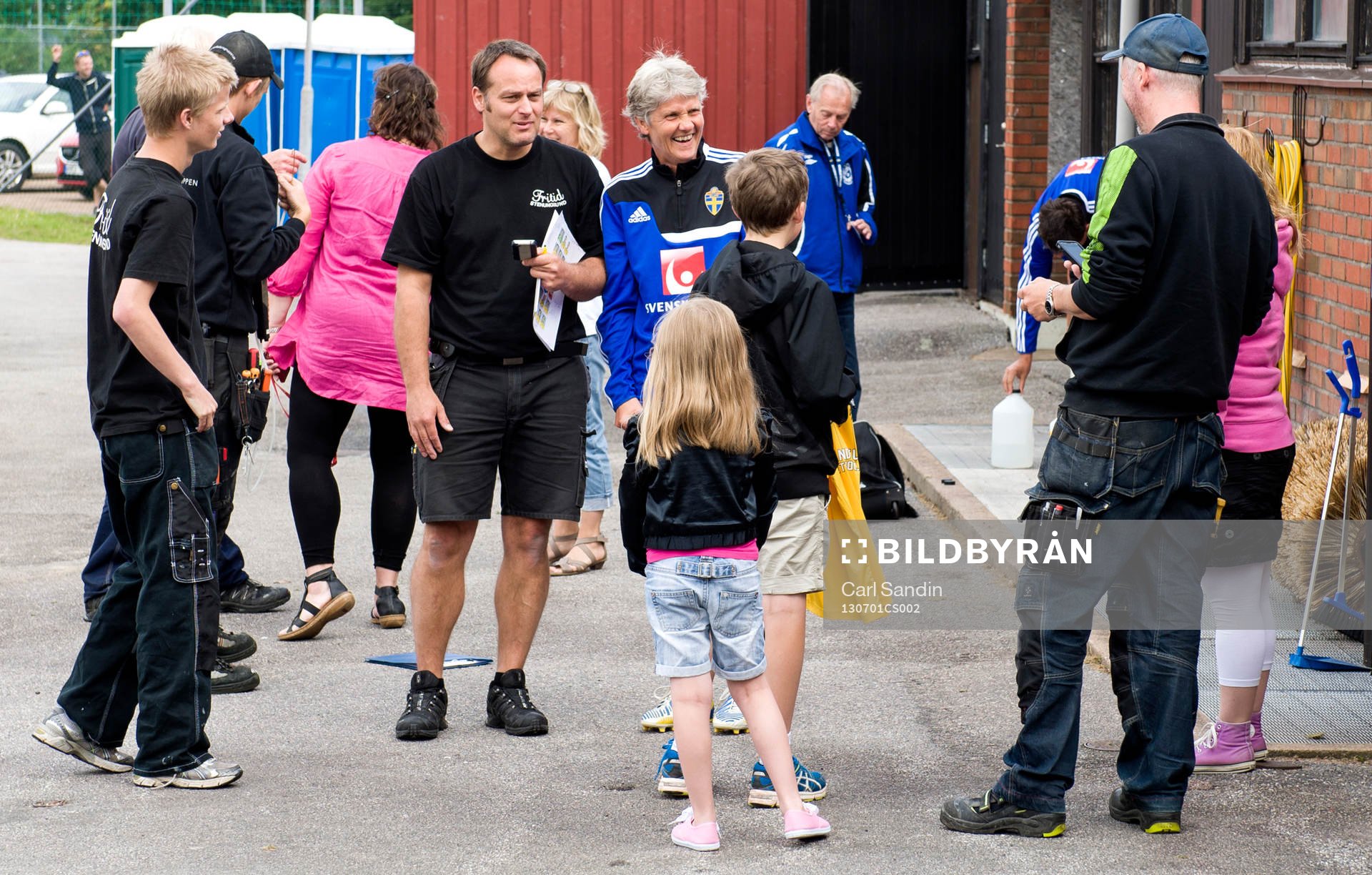 Sveriges förbundskapten Pia Sundhage står och pratar med