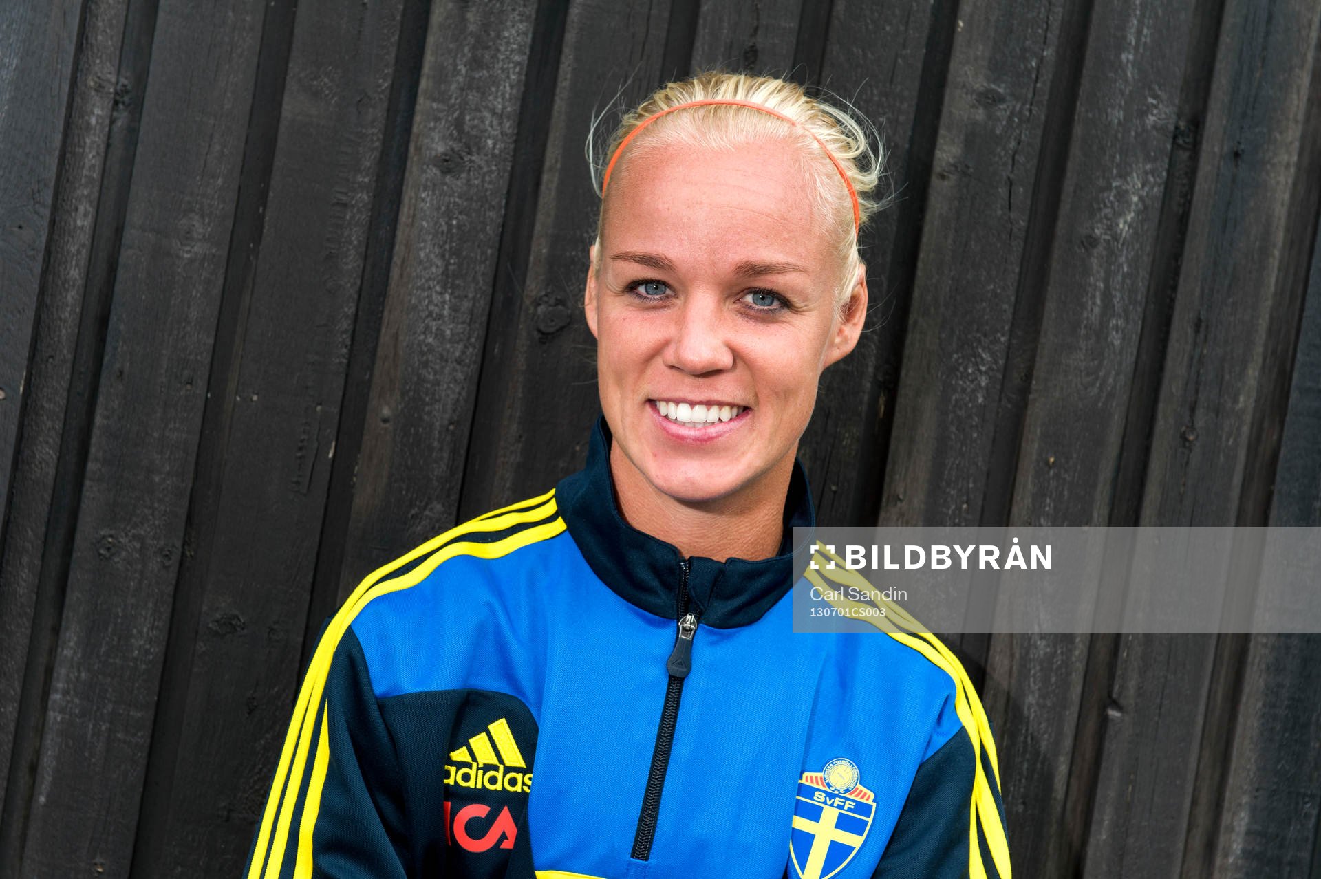 Sveriges Caroline Seger fotograferas i den mixade zonen innan en stängd träning under EM-lägret den 1 juli 2013 i Stenungsund.