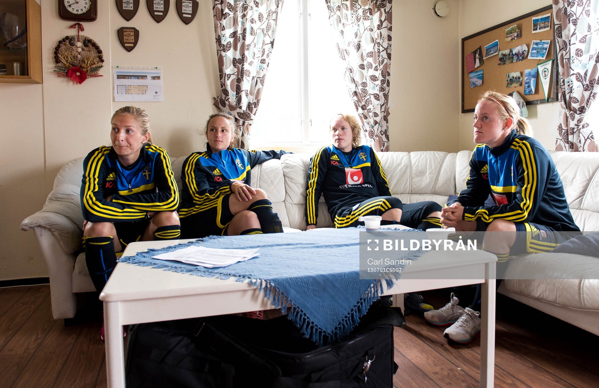 Sveriges Emmelie Konradsson, målvakt Sofia Lundgren,