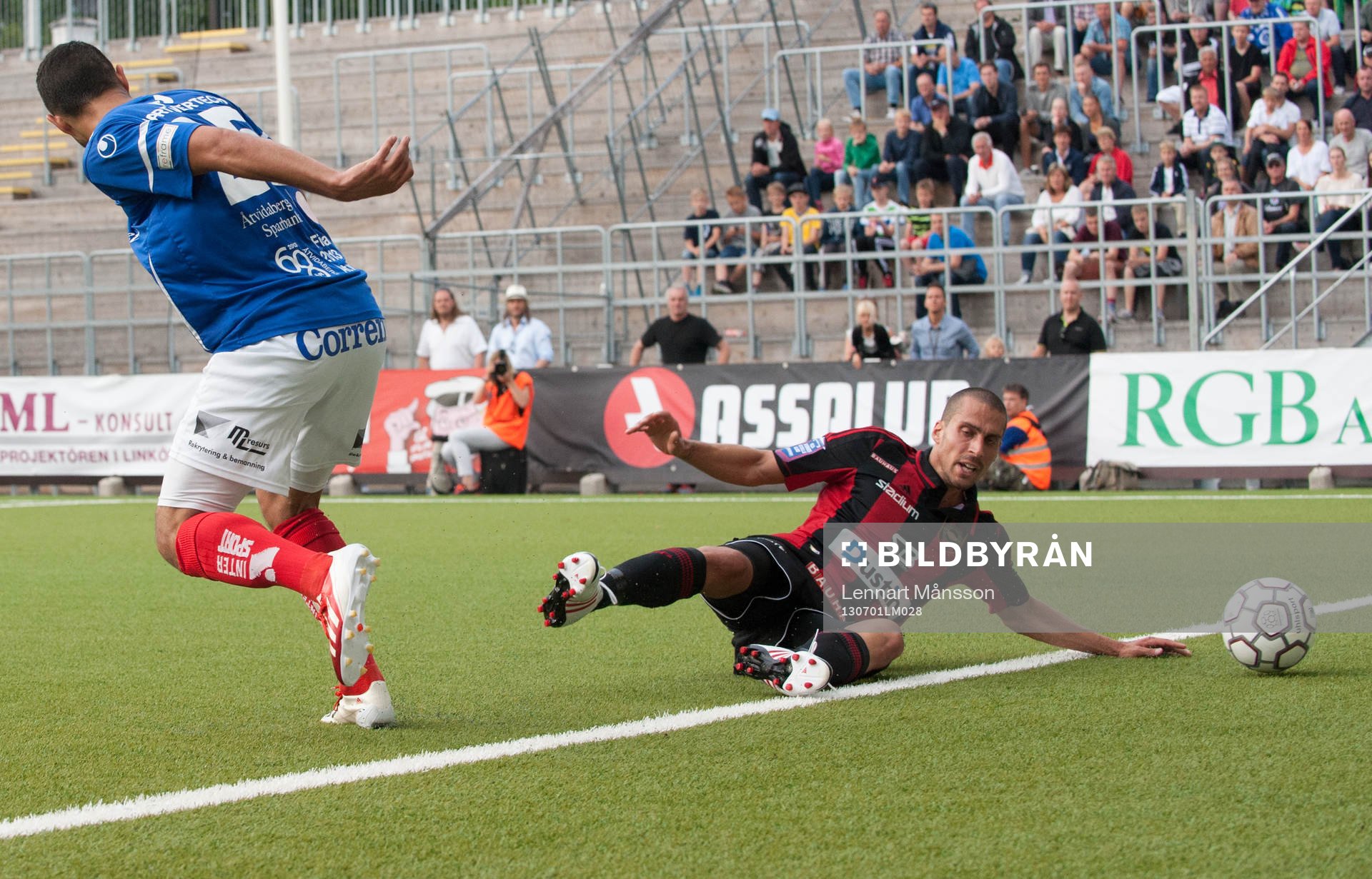 Bollen ut över sidlinjen, brytning, glidtackling