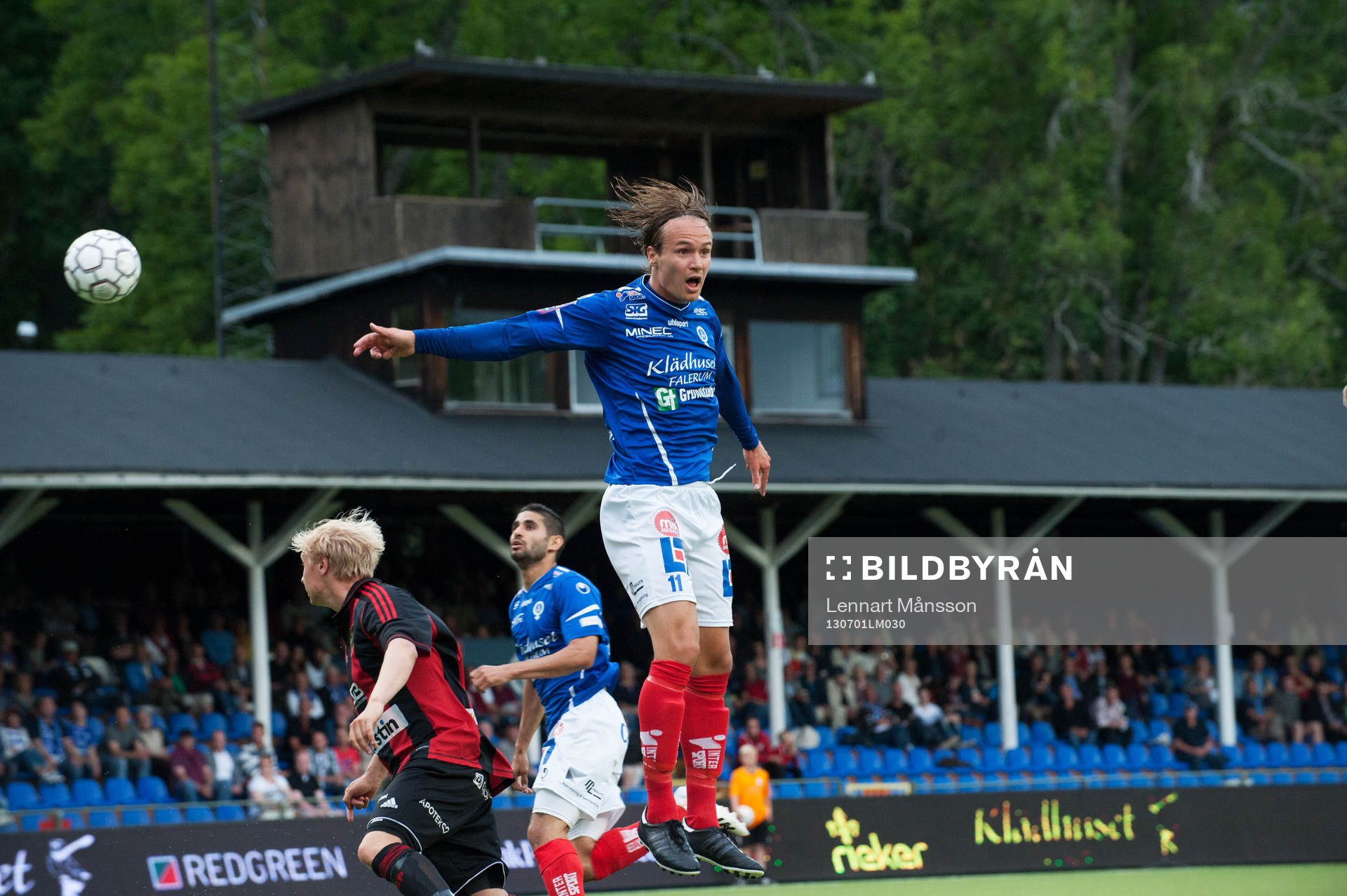 Fotboll, allsvenskan, Åtvidaberg - Brommapojkarna: Viktor Prodell, Åtvidaberg, flyger med gamla läktaren i bakgrunden