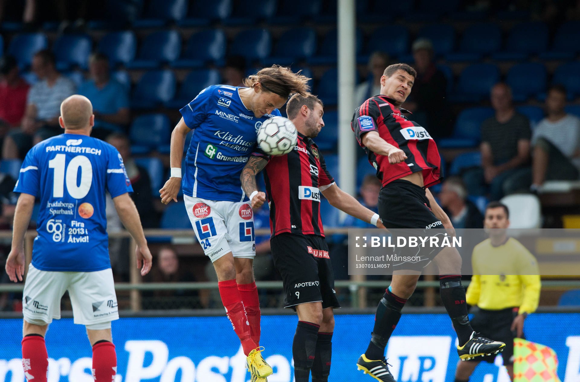 Fotboll, allsvenskan, Åtvidaberg - Brommapojkarna: Höjdduell med flera spelare, Daniel Sjölund och Tom Pettersson, Åtvidaberg och Panajotis Dimitriadis och Mauricio Albornoz, Brommapojkarna