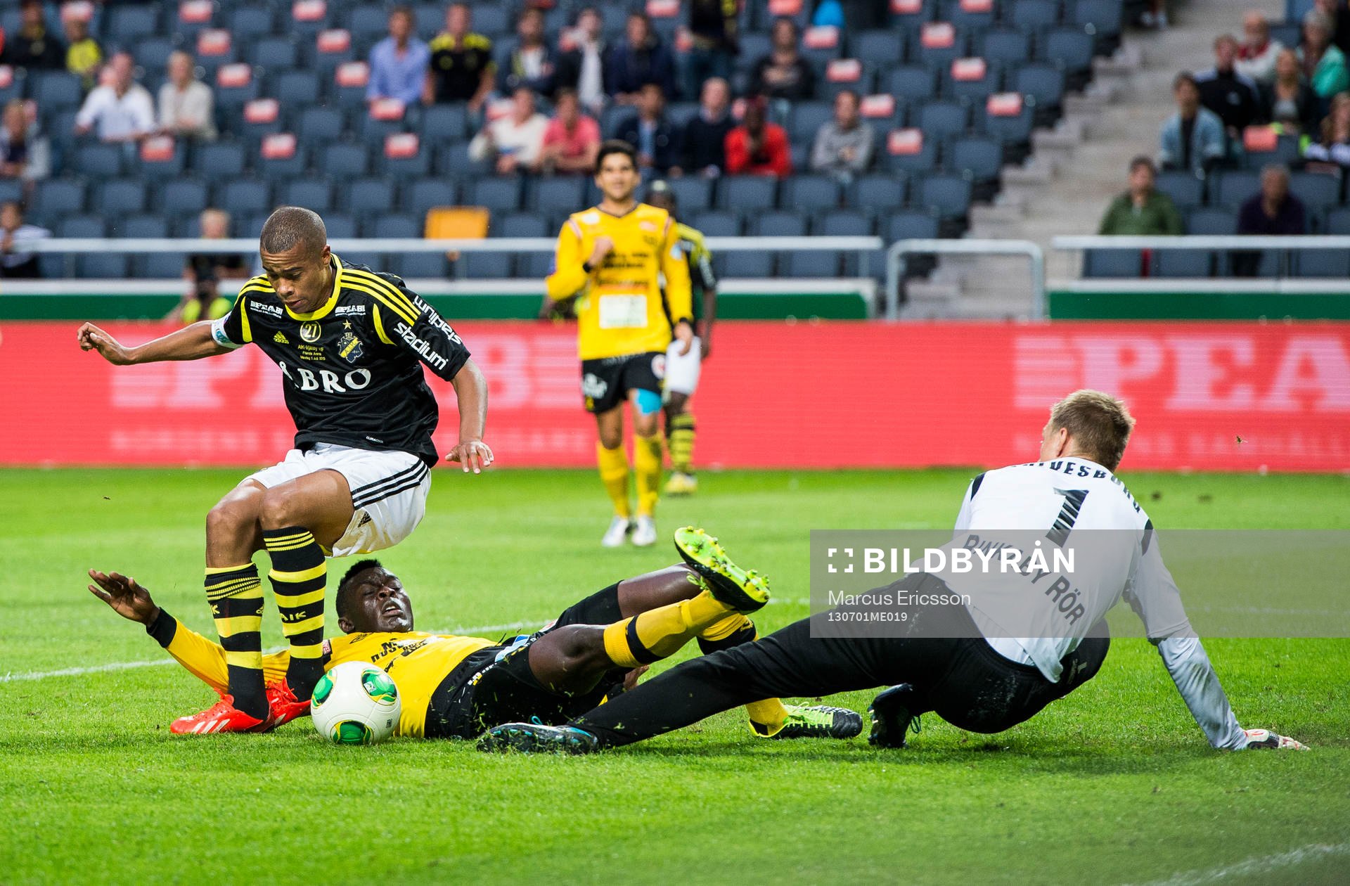 s Robin Quaison glidtacklas av Mjällbys Gbenga Arokoyo i