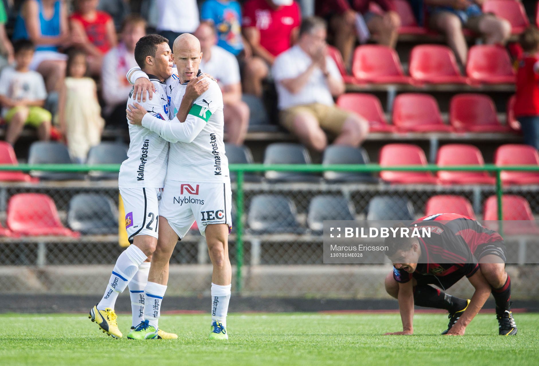 Kalmars Ismael Silva Lima och Henrik Rydström kramas om